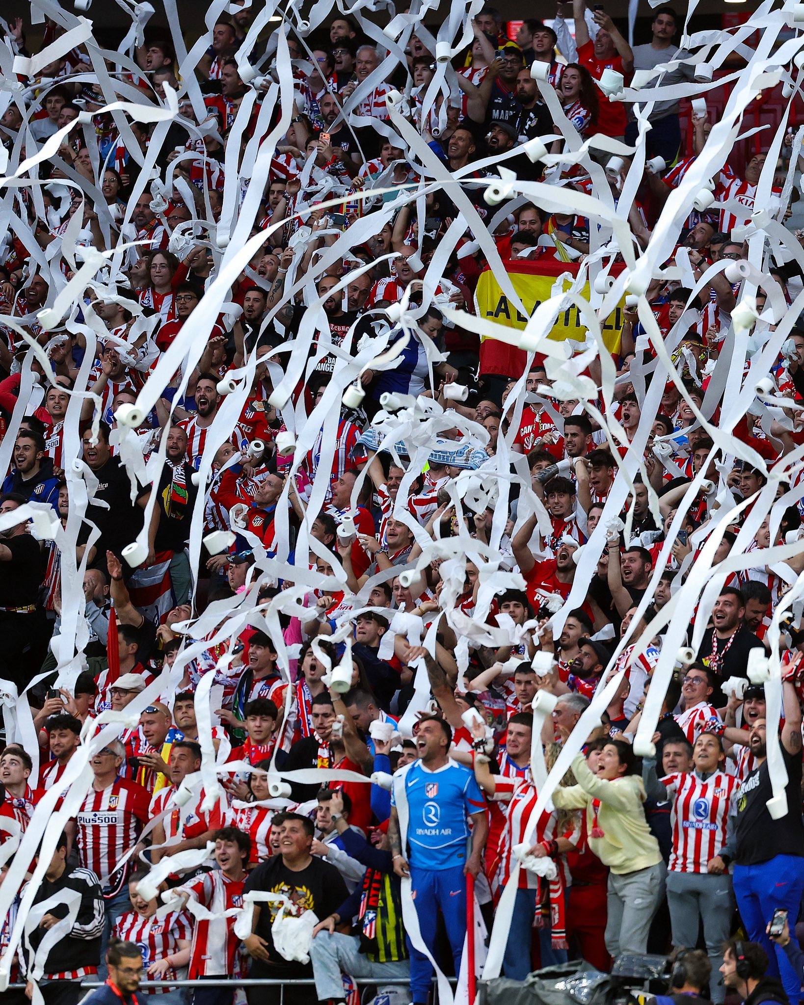 Trận Atletico Madrid - Arsenal tr&agrave;n ngập giấy vệ sinh - Ảnh 2.