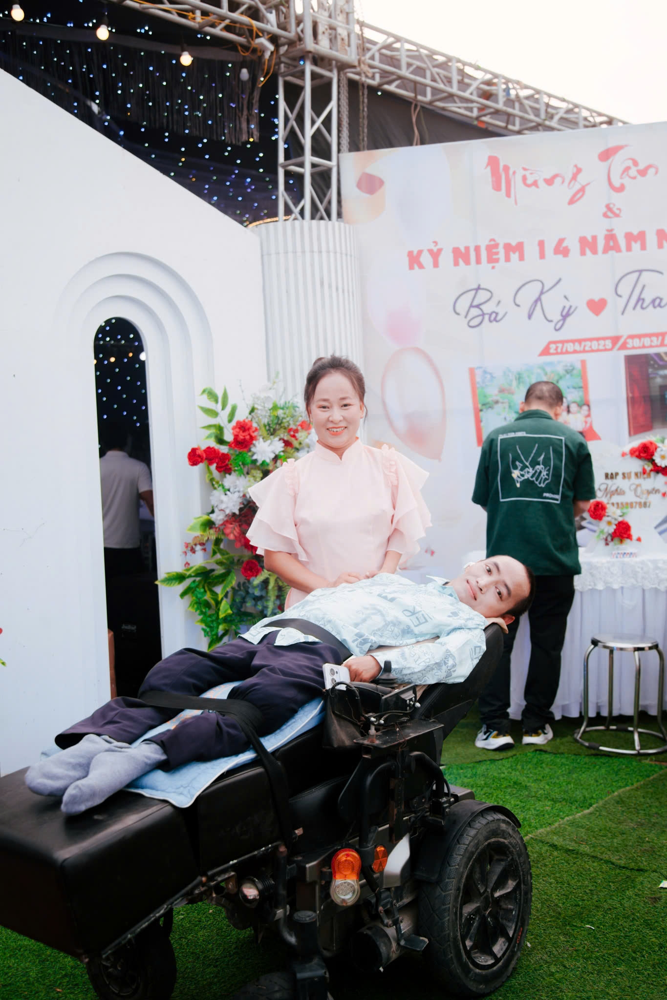 Người đ&agrave;n &ocirc;ng liệt to&agrave;n th&acirc;n ở Nghệ An lấy vợ, sinh 3 con mới hết bị gi&egrave;m pha, x&acirc;y dựng cơ ngơi chục tỷ - Ảnh 3.