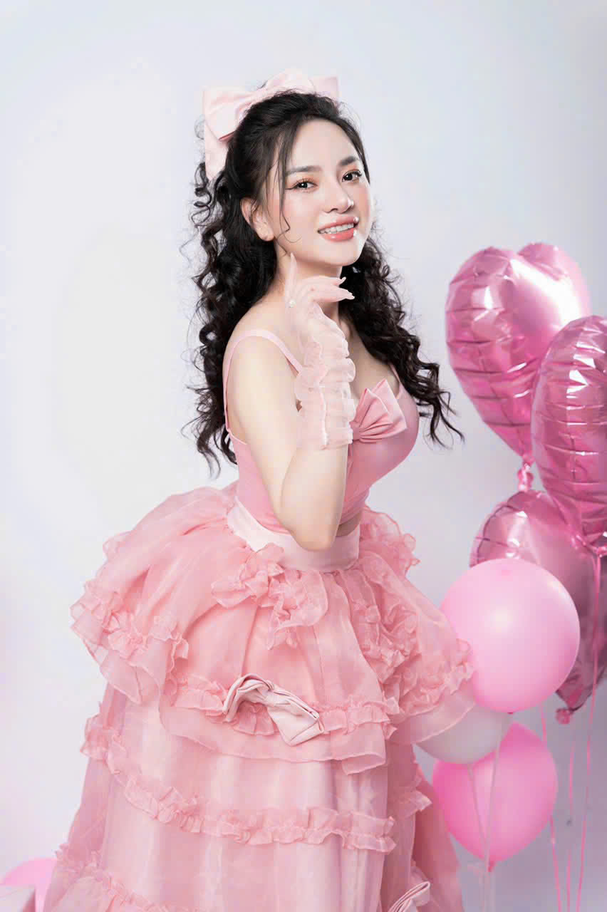 Nhan sắc 9x Trịnh Thu B&igrave;nh đăng quang &aacute; hậu Mrs Eath Vietnam 2026 - Ảnh 4.