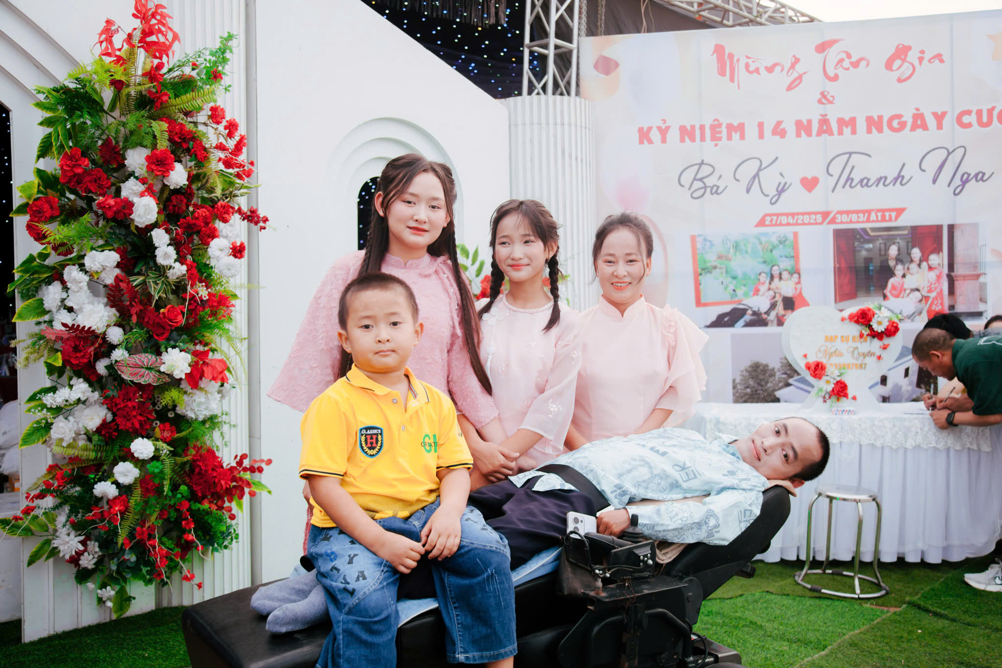 Người đ&agrave;n &ocirc;ng liệt to&agrave;n th&acirc;n ở Nghệ An lấy vợ, sinh 3 con mới hết bị gi&egrave;m pha, x&acirc;y dựng cơ ngơi chục tỷ - Ảnh 6.