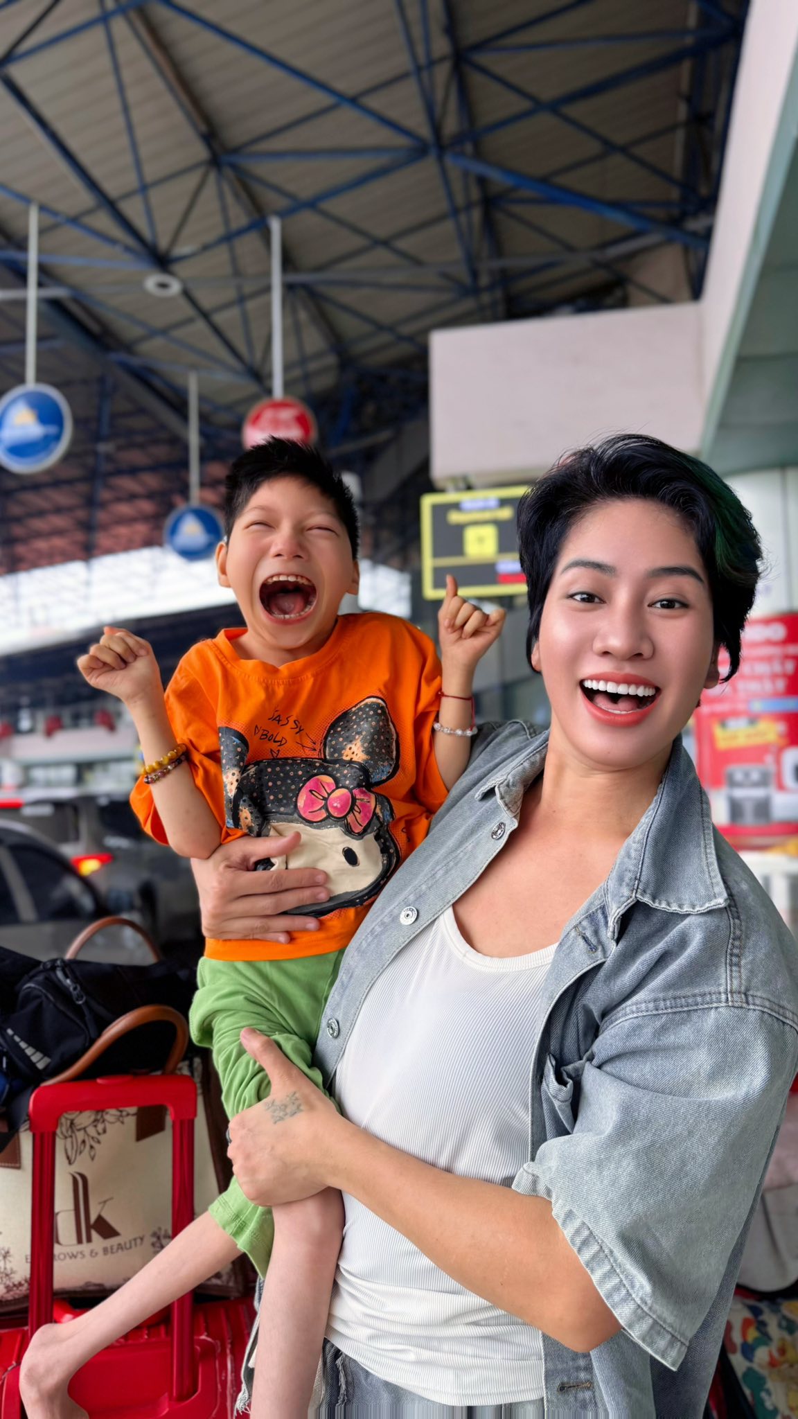 Nữ diễn vi&ecirc;n Việt đăng clip đưa con 16 tuổi đi biển, h&agrave;ng trăm người x&uacute;c động thốt: "Người mẹ vĩ đại" - Ảnh 1.