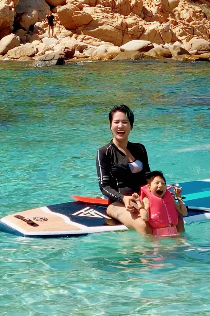 Nữ diễn vi&ecirc;n Việt đăng clip đưa con 16 tuổi đi biển, h&agrave;ng trăm người x&uacute;c động thốt: "Người mẹ vĩ đại" - Ảnh 2.