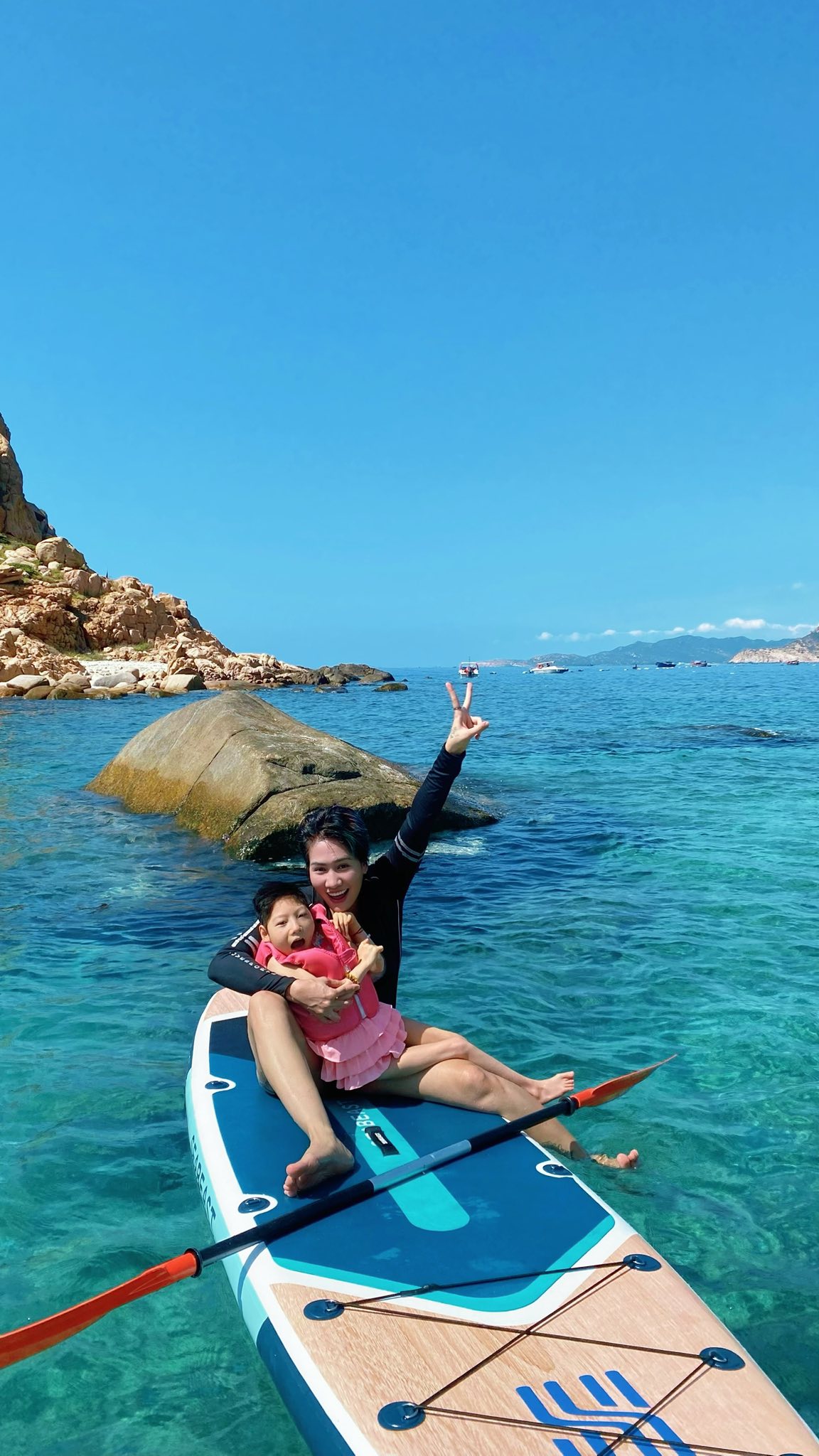 Nữ diễn vi&ecirc;n Việt đăng clip đưa con 16 tuổi đi biển, h&agrave;ng trăm người x&uacute;c động thốt: "Người mẹ vĩ đại" - Ảnh 3.