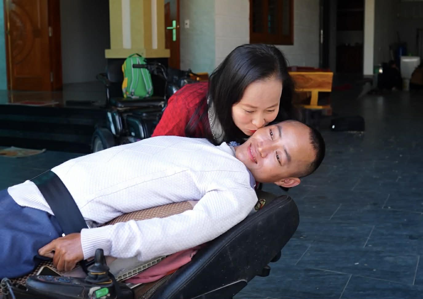 Người đ&agrave;n &ocirc;ng liệt to&agrave;n th&acirc;n ở Nghệ An lấy vợ, sinh 3 con mới hết bị gi&egrave;m pha, x&acirc;y dựng cơ ngơi chục tỷ - Ảnh 4.