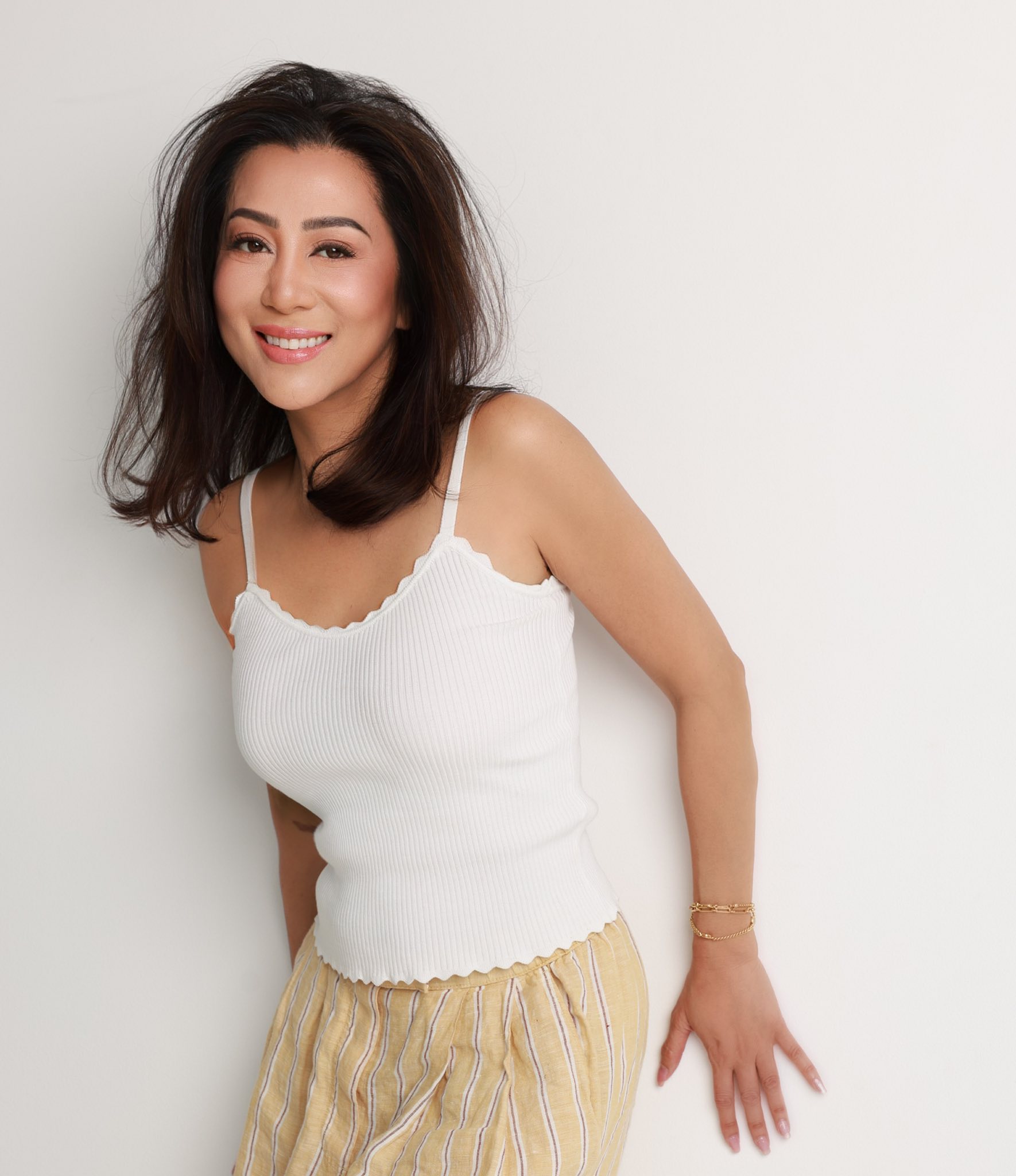 Nữ nghệ sĩ c&ocirc;ng khai y&ecirc;u lại chồng cũ: 61 tuổi vẫn trẻ đẹp như 30, nhiều người si m&ecirc; - Ảnh 9.