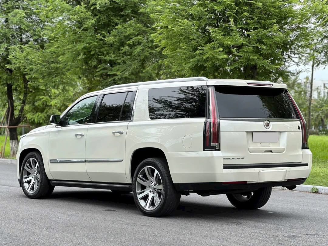 Chiếc Cadillac n&agrave;y b&aacute;n lại chưa đến 2 tỷ đồng: Lớn hơn cả Everest, ph&ugrave; hợp cho gia đ&igrave;nh cần cốp rộng m&agrave; vẫn đủ 6 chỗ, nhưng c&oacute; điểm cần đ&aacute;nh đổi- Ảnh 3.