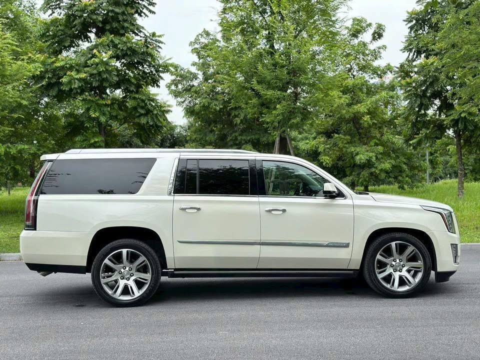 Chiếc Cadillac n&agrave;y b&aacute;n lại chưa đến 2 tỷ đồng: Lớn hơn cả Everest, ph&ugrave; hợp cho gia đ&igrave;nh cần cốp rộng m&agrave; vẫn đủ 6 chỗ, nhưng c&oacute; điểm cần đ&aacute;nh đổi- Ảnh 4.