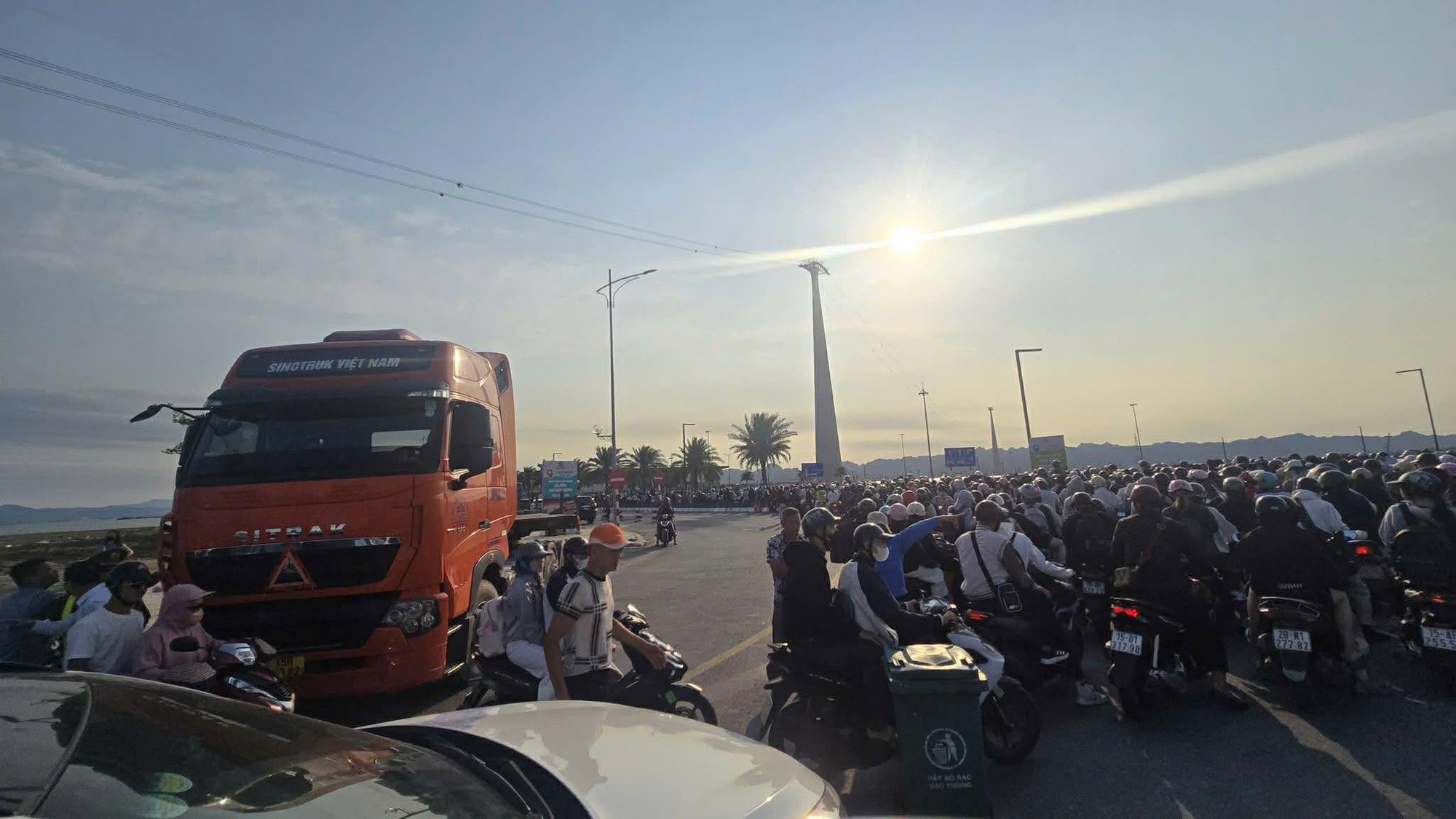 &Ocirc; t&ocirc; , xe m&aacute;y xếp h&agrave;ng d&agrave;i chờ qua ph&agrave; C&aacute;t B&agrave; s&aacute;ng 30 - 4 - Ảnh 2.