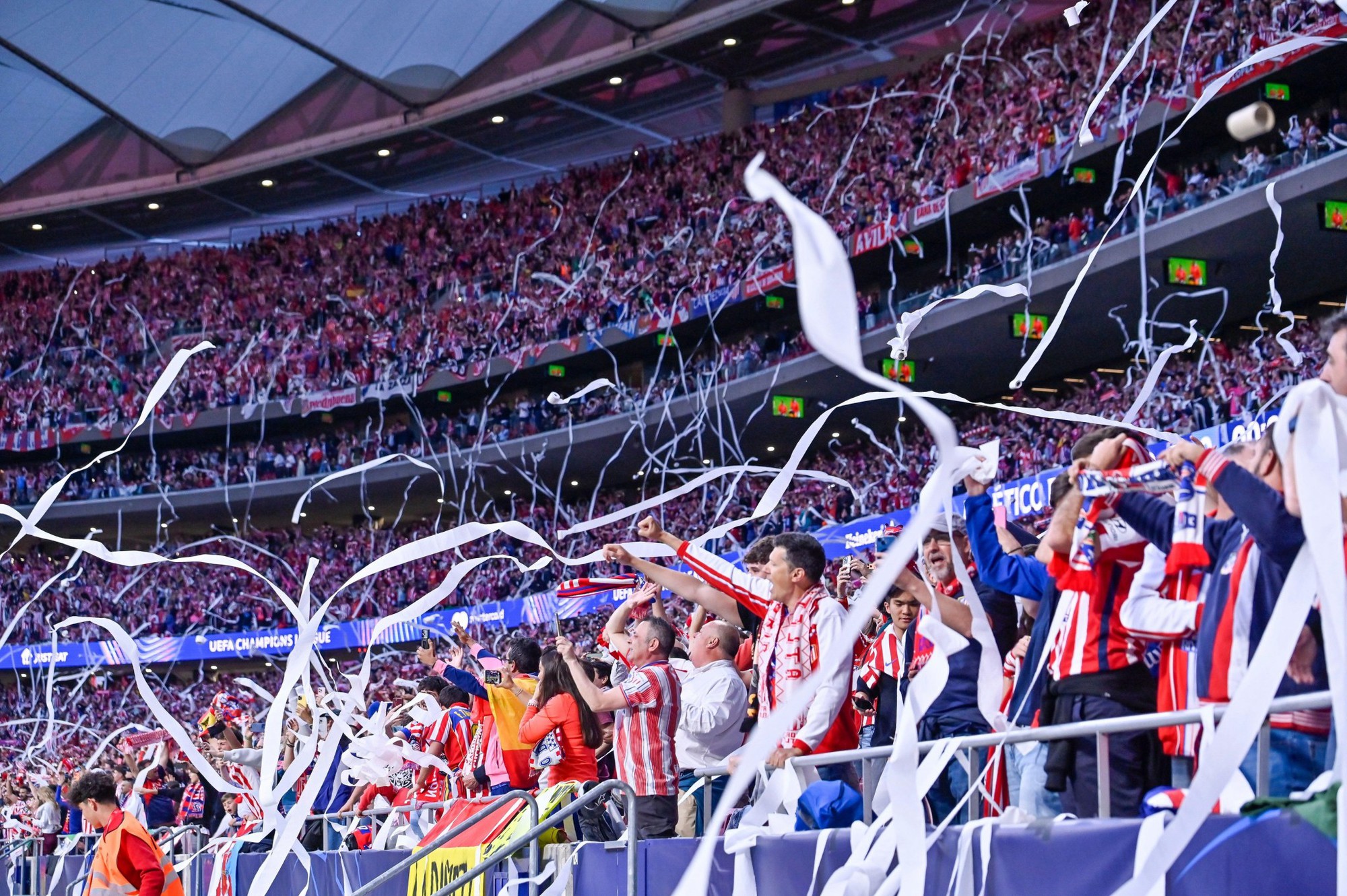 Trận Atletico Madrid - Arsenal tr&agrave;n ngập giấy vệ sinh - Ảnh 3.