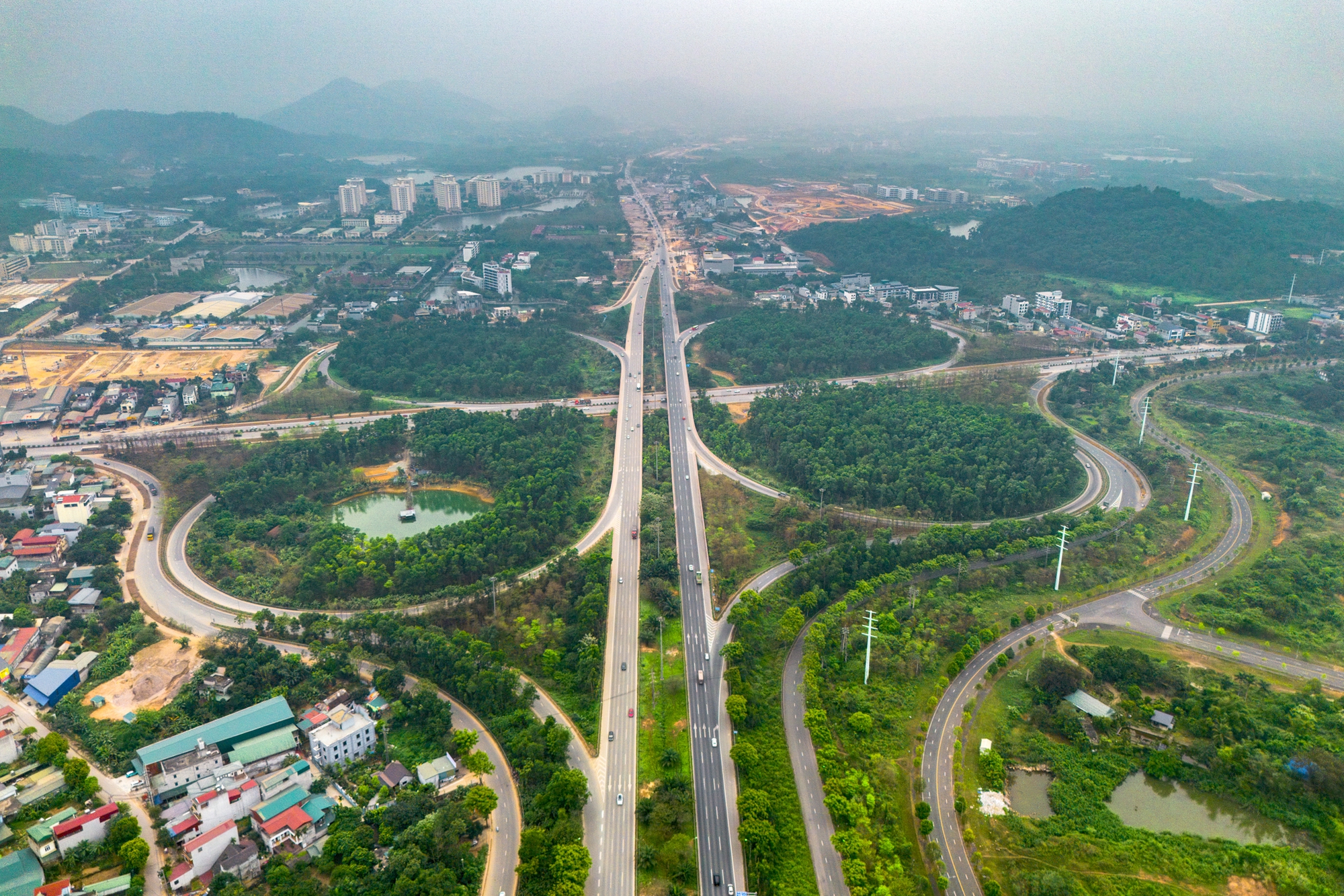 To&agrave;n cảnh con đường rộng nhất Việt Nam, kết nối đại lộ d&agrave;i nhất với đại học lớn nhất cả nước- Ảnh 2.