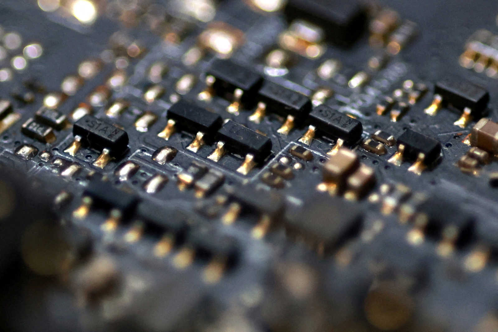 Ng&agrave;nh b&aacute;n dẫn to&agrave;n cầu khốn đốn v&igrave; eo biển Hormuz đ&oacute;ng cửa năm 2026 - Ảnh 3.