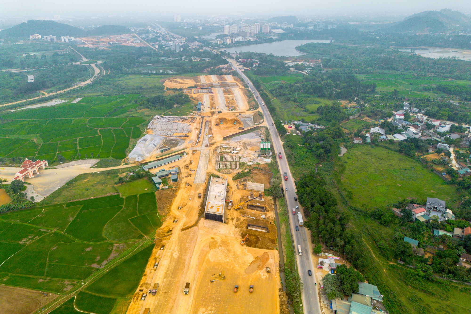 To&agrave;n cảnh con đường rộng nhất Việt Nam, kết nối đại lộ d&agrave;i nhất với đại học lớn nhất cả nước- Ảnh 3.