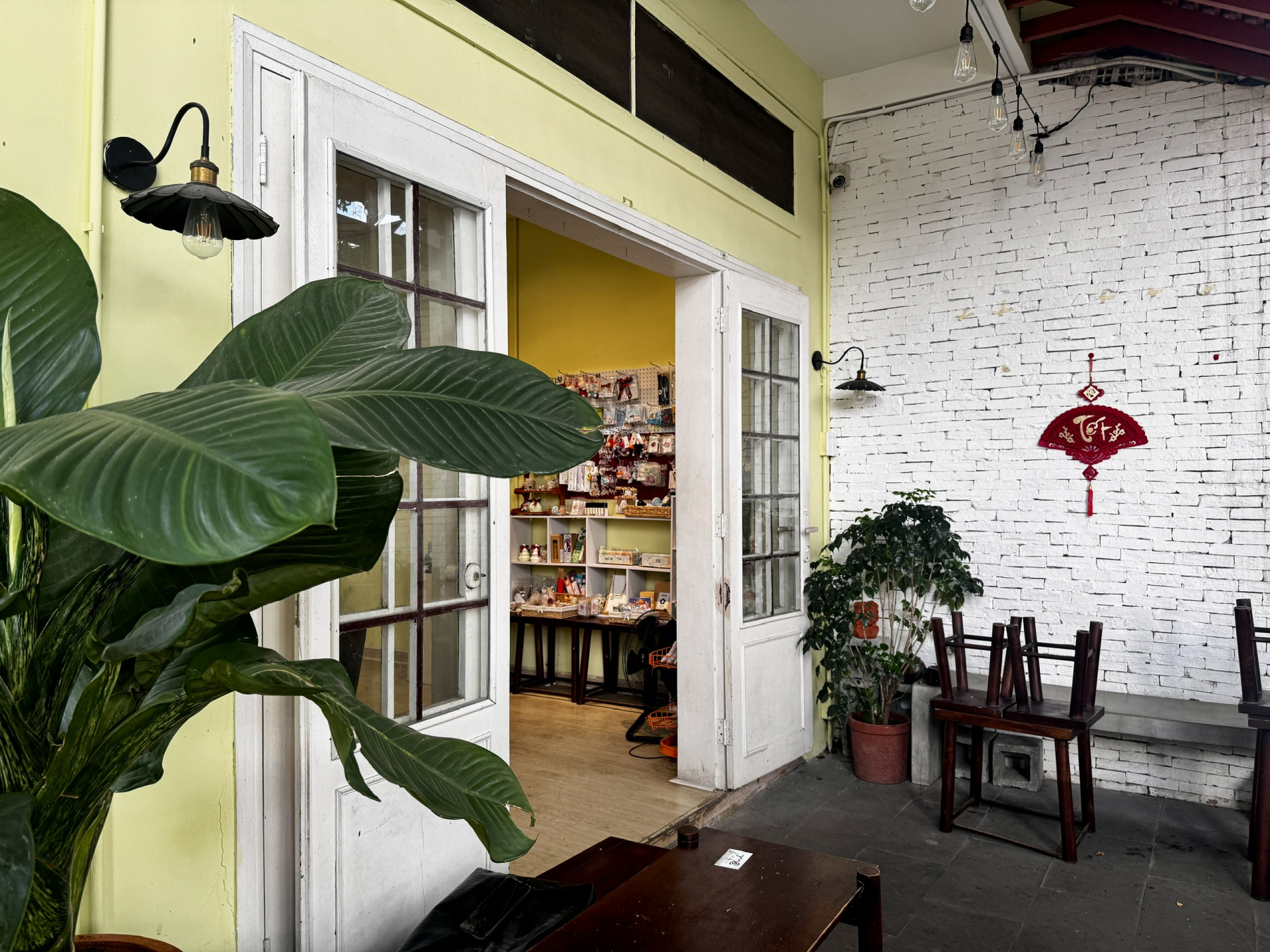 CLIP Đến qu&aacute;n c&agrave; ph&ecirc; "kh&aacute;ch ngồi 10 tiếng, đ&aacute;nh gi&aacute; 1 sao": Nh&acirc;n vi&ecirc;n phủ nhận đ&oacute;ng cửa v&igrave; &aacute;p lực, nh&oacute;m kh&aacute;ch l&agrave; trường hợp đặc biệt- Ảnh 3.