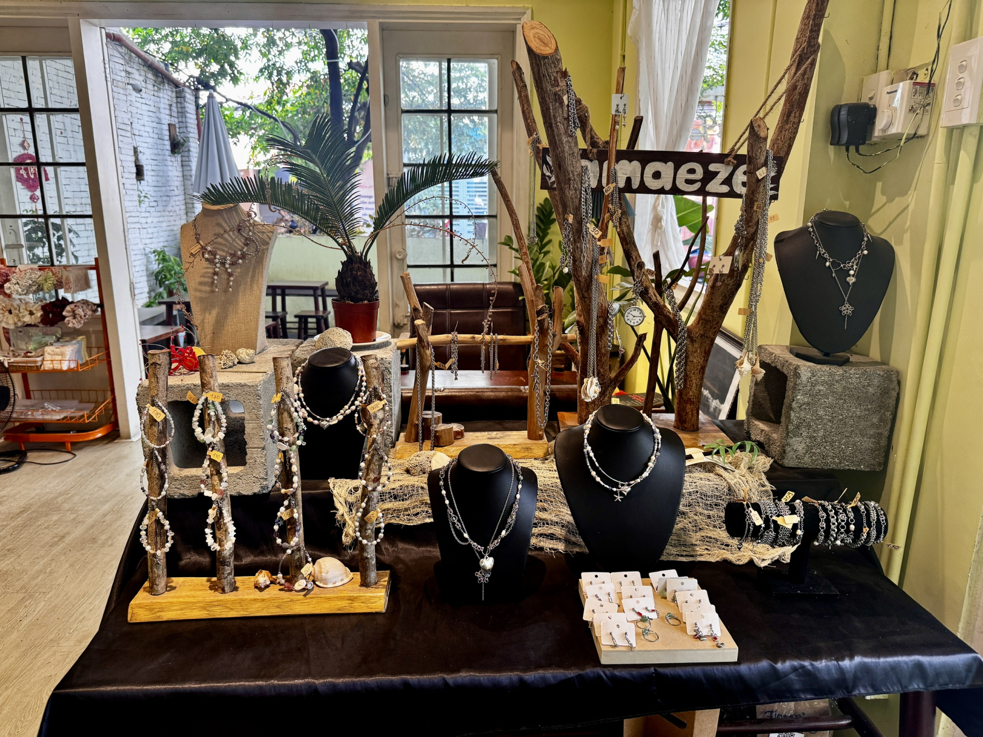 CLIP Đến qu&aacute;n c&agrave; ph&ecirc; "kh&aacute;ch ngồi 10 tiếng, đ&aacute;nh gi&aacute; 1 sao": Nh&acirc;n vi&ecirc;n phủ nhận đ&oacute;ng cửa v&igrave; &aacute;p lực, nh&oacute;m kh&aacute;ch l&agrave; trường hợp đặc biệt- Ảnh 6.