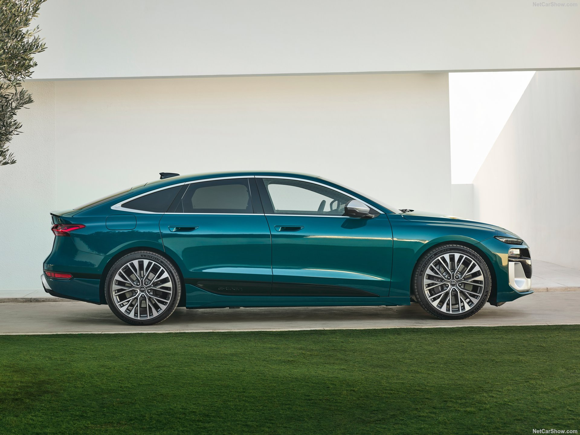 Audi S6 Sportback e-tron xuất hiện tại Việt Nam: Đèn LED điều chỉnh thiết kế theo ý chủ xe, nội thất 3 màn hình OLED, đi 600km/sạc- Ảnh 7. Audi S6 Sportback e-tron xuất hiện tại Việt Nam: Đèn LED điều chỉnh thiết kế theo ý chủ xe, nội thất 3 màn hình OLED, đi 600km/sạc- Ảnh 7.