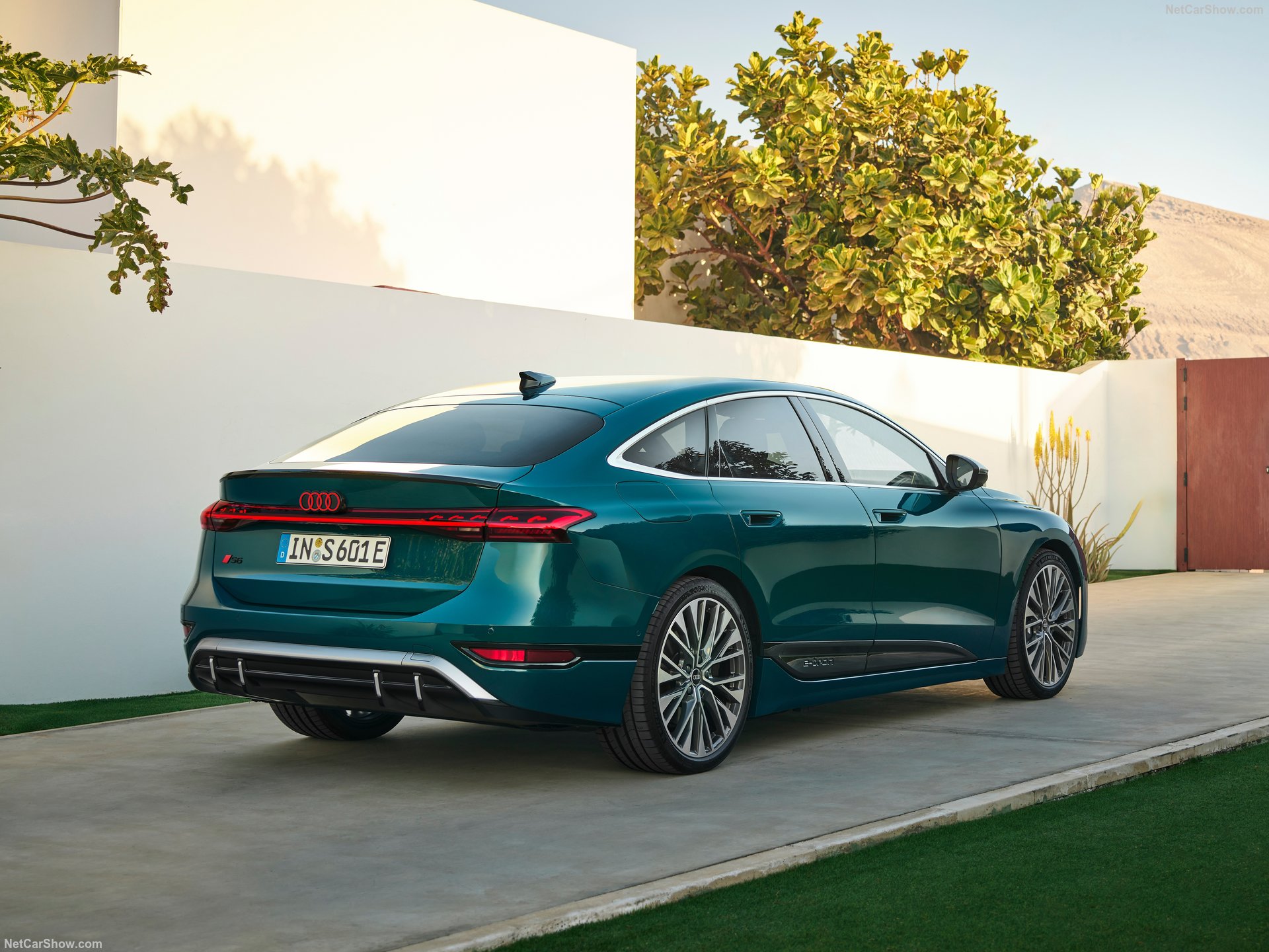 Audi S6 Sportback e-tron xuất hiện tại Việt Nam: Đèn LED điều chỉnh thiết kế theo ý chủ xe, nội thất 3 màn hình OLED, đi 600km/sạc- Ảnh 4. Audi S6 Sportback e-tron xuất hiện tại Việt Nam: Đèn LED điều chỉnh thiết kế theo ý chủ xe, nội thất 3 màn hình OLED, đi 600km/sạc- Ảnh 4.