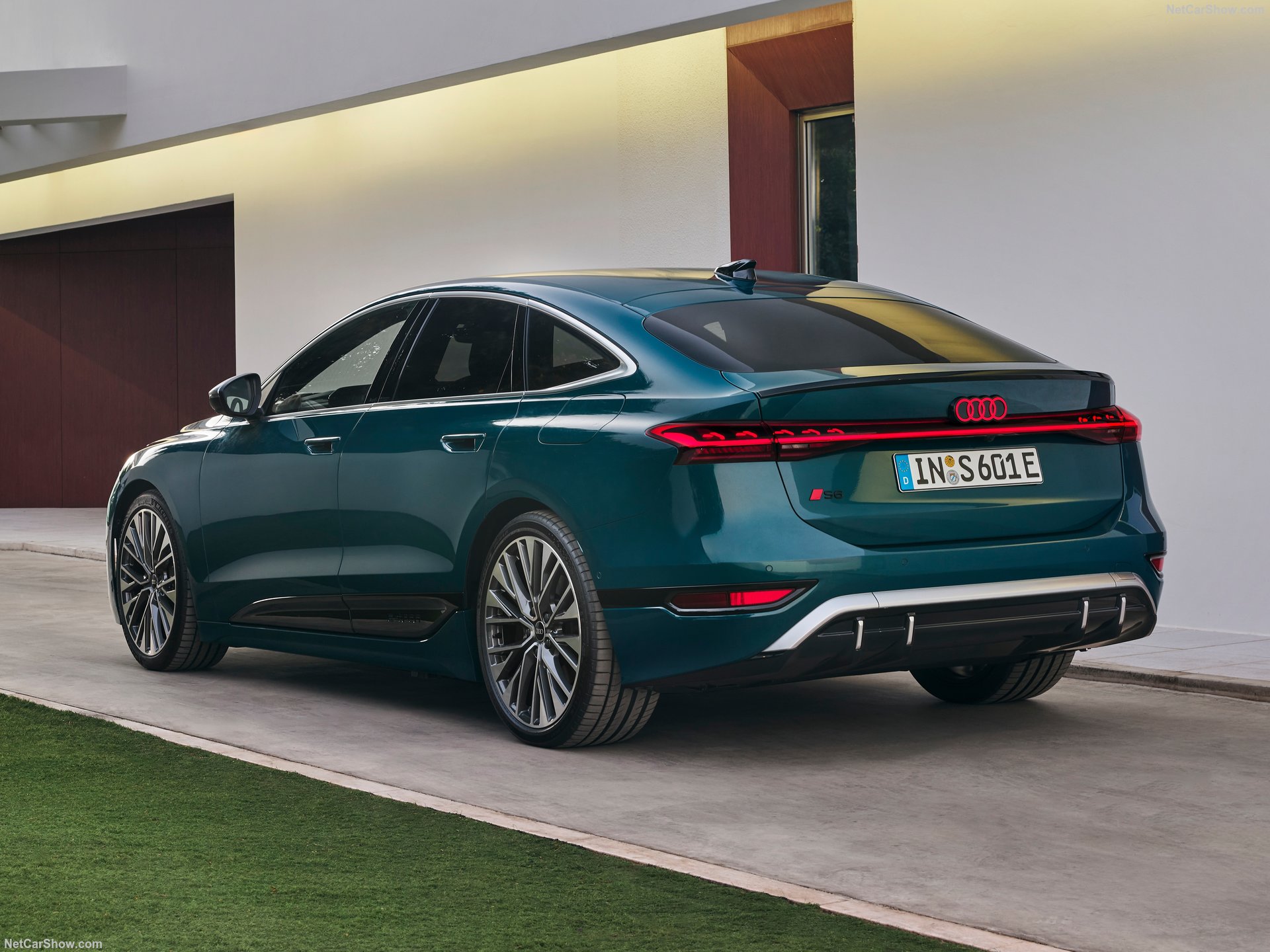 Audi S6 Sportback e-tron xuất hiện tại Việt Nam: Đèn LED điều chỉnh thiết kế theo ý chủ xe, nội thất 3 màn hình OLED, đi 600km/sạc- Ảnh 8. Audi S6 Sportback e-tron xuất hiện tại Việt Nam: Đèn LED điều chỉnh thiết kế theo ý chủ xe, nội thất 3 màn hình OLED, đi 600km/sạc- Ảnh 8.