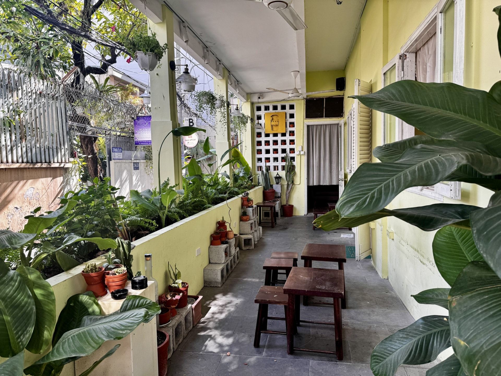 CLIP Đến qu&aacute;n c&agrave; ph&ecirc; "kh&aacute;ch ngồi 10 tiếng, đ&aacute;nh gi&aacute; 1 sao": Nh&acirc;n vi&ecirc;n phủ nhận đ&oacute;ng cửa v&igrave; &aacute;p lực, nh&oacute;m kh&aacute;ch l&agrave; trường hợp đặc biệt- Ảnh 2.