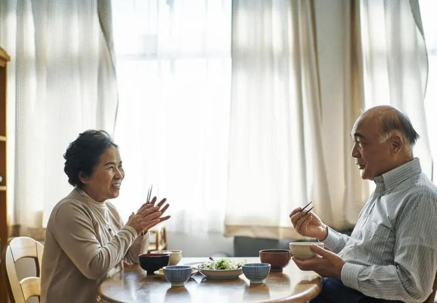 S&aacute;u th&aacute;ng sống chung, t&ocirc;i bật kh&oacute;c: &ldquo;&Ocirc;ng ấy đ&ograve;i hỏi qu&aacute; nhiều!&rdquo; - G&oacute;c khuất t&agrave;i ch&iacute;nh khi t&aacute;i h&ocirc;n tuổi trung ni&ecirc;n - Ảnh 2.