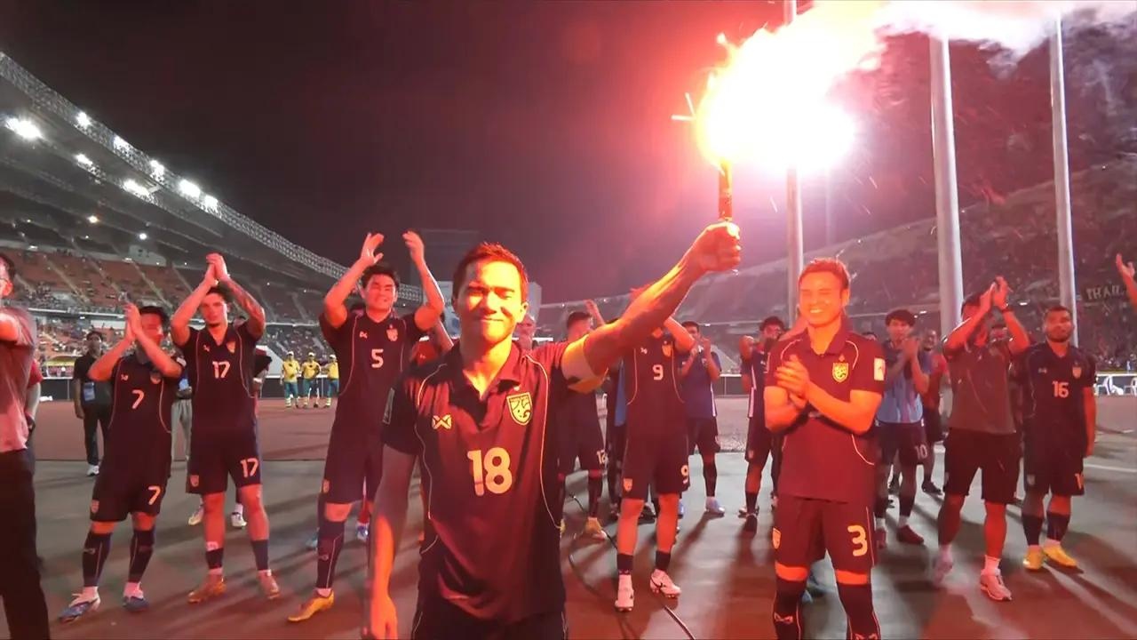 Video Chanathip thản nhiên đốt pháo sáng, LĐBĐ Thái Lan có nguy cơ bị trừng phạt- Ảnh 1. Video Chanathip thản nhiên đốt pháo sáng, LĐBĐ Thái Lan có nguy cơ bị trừng phạt- Ảnh 1.