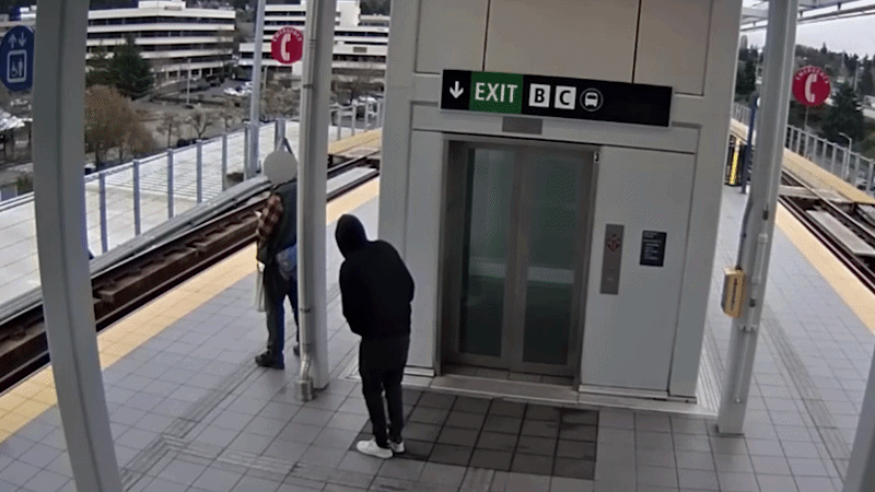 Kinh hoàng khoảnh khắc kẻ thủ ác đẩy người vào đoàn tàu đang chạy - Ảnh 1.