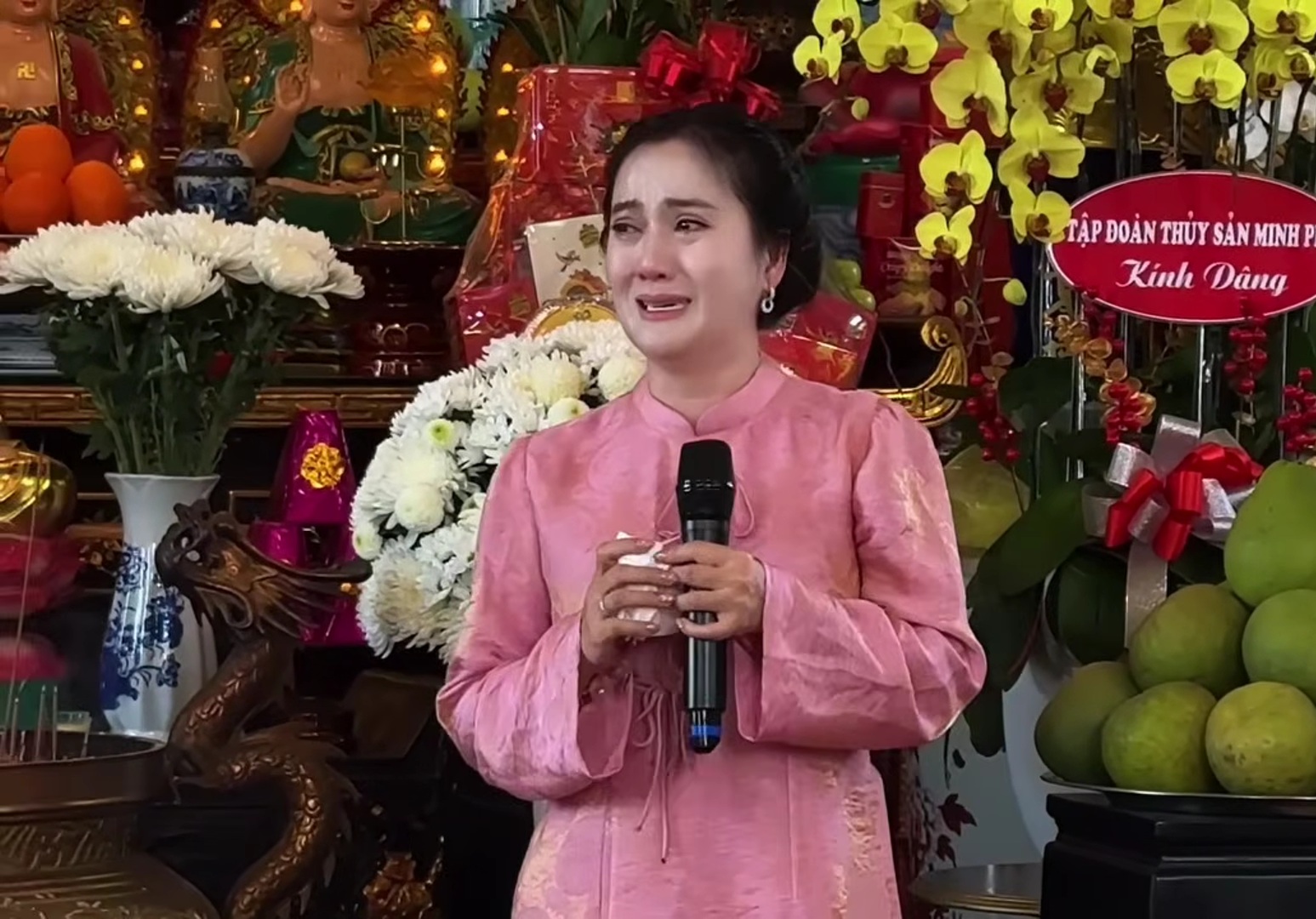 Con g&aacute;i Vũ Linh bật kh&oacute;c nức nở: "Ba ơi, ba c&oacute; nghe thấy kh&ocirc;ng?"- Ảnh 2.