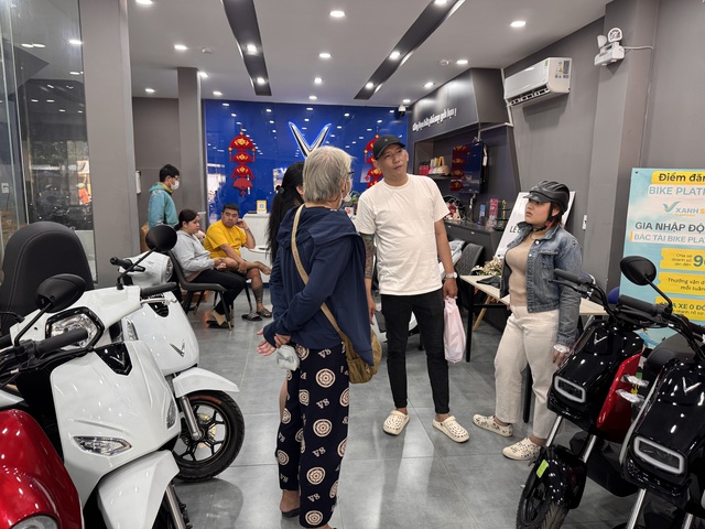 Tài xế xe công nghệ chuyển sang xe điện để tiết kiệm Chi phí xăng năm 2026 - Ảnh 2. Tài xế xe công nghệ chuyển sang xe điện để tiết kiệm Chi phí xăng năm 2026 - Ảnh 2.