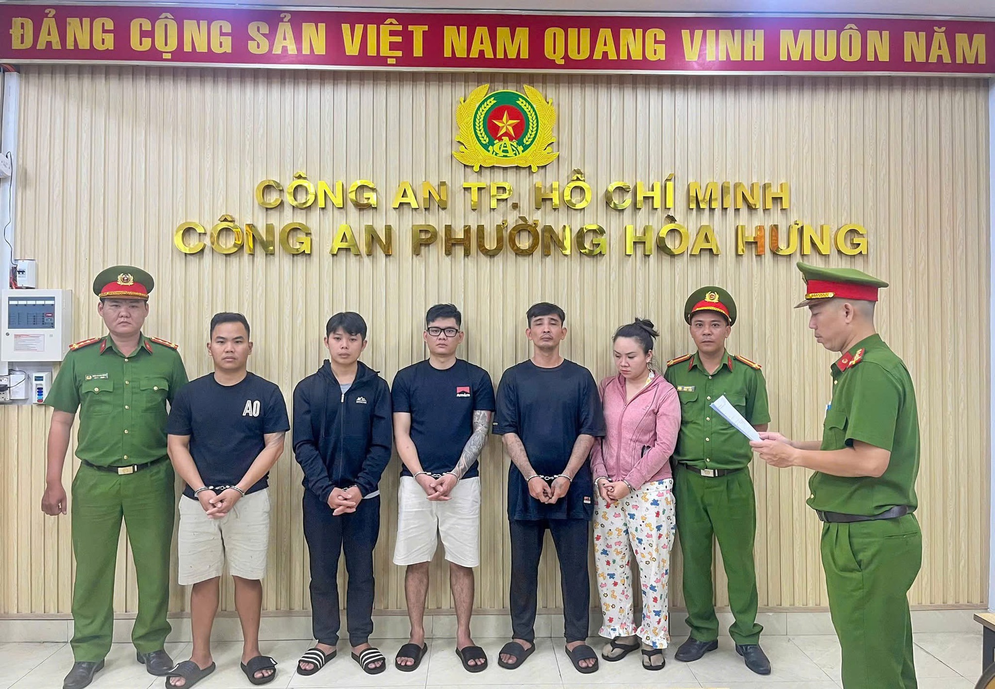 L&yacute; do 5 người bị C&ocirc;ng an TPHCM bắt khẩn cấp - Ảnh 1.