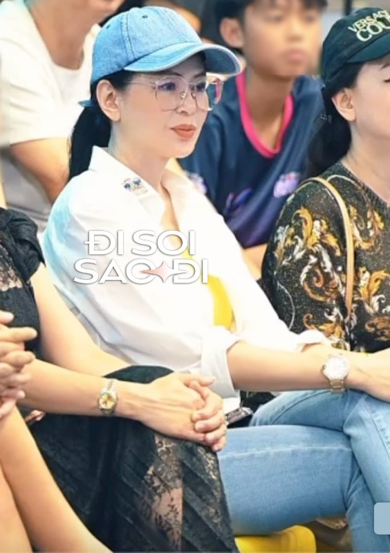 CLIP: Bắt trọn nhan sắc thực của vợ tỷ ph&uacute; Johnathan Hạnh Nguyễn đi xem Pickleball PPA Asia 100- Ảnh 2.