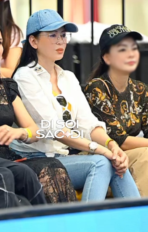 CLIP: Bắt trọn nhan sắc thực của vợ tỷ ph&uacute; Johnathan Hạnh Nguyễn đi xem Pickleball PPA Asia 100- Ảnh 1.