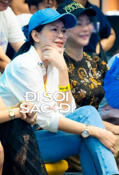 CLIP: Bắt trọn nhan sắc thực của vợ tỷ ph&uacute; Johnathan Hạnh Nguyễn đi xem Pickleball PPA Asia 100- Ảnh 3.