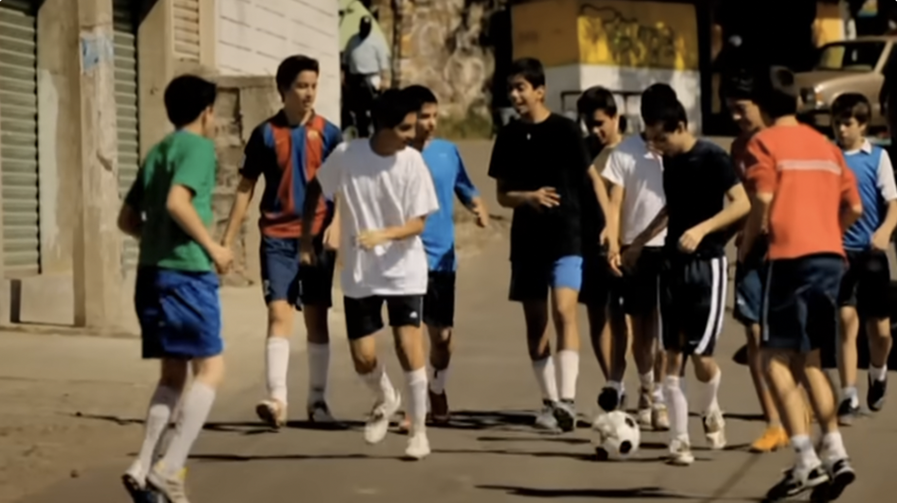 Một cảnh b&igrave;nh dị ở Việt Nam nổi tiếng to&agrave;n cầu khi xuất hiện trong MV huyền thoại World Cup 16 năm trước- Ảnh 6.