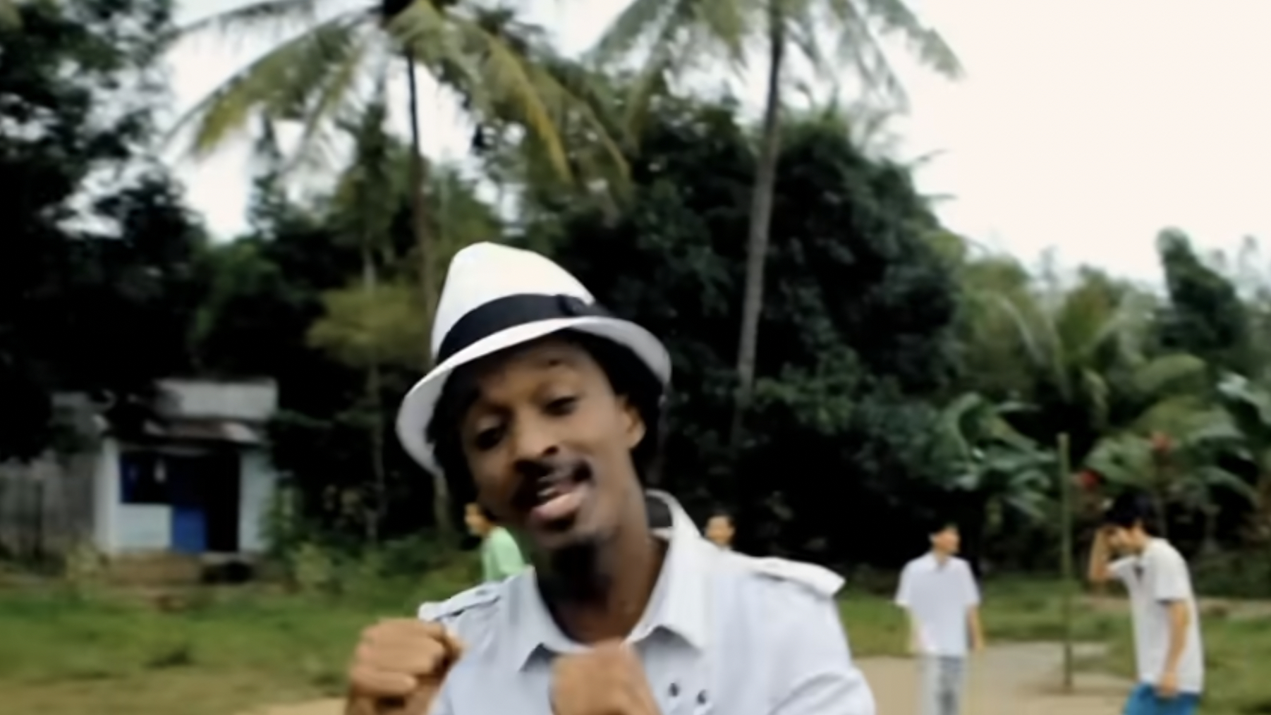 Một cảnh b&igrave;nh dị ở Việt Nam nổi tiếng to&agrave;n cầu khi xuất hiện trong MV huyền thoại World Cup 16 năm trước- Ảnh 3.