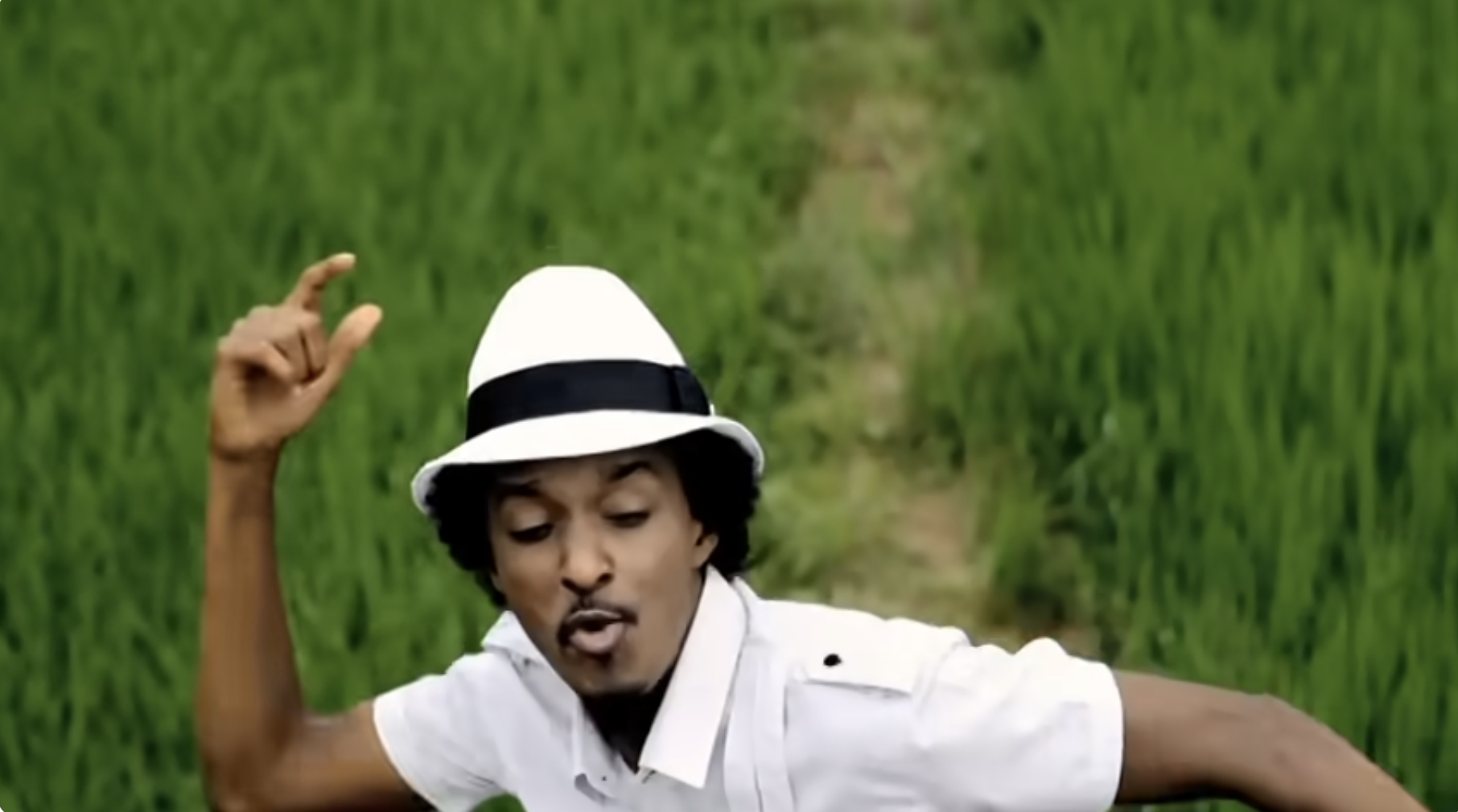 Một cảnh b&igrave;nh dị ở Việt Nam nổi tiếng to&agrave;n cầu khi xuất hiện trong MV huyền thoại World Cup 16 năm trước- Ảnh 2.