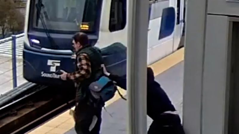 Đang bấm điện thoại, người đ&agrave;n &ocirc;ng bất ngờ bị kẻ lạ đẩy xuống đường ray khi đo&agrave;n t&agrave;u lao tới- Ảnh 1.