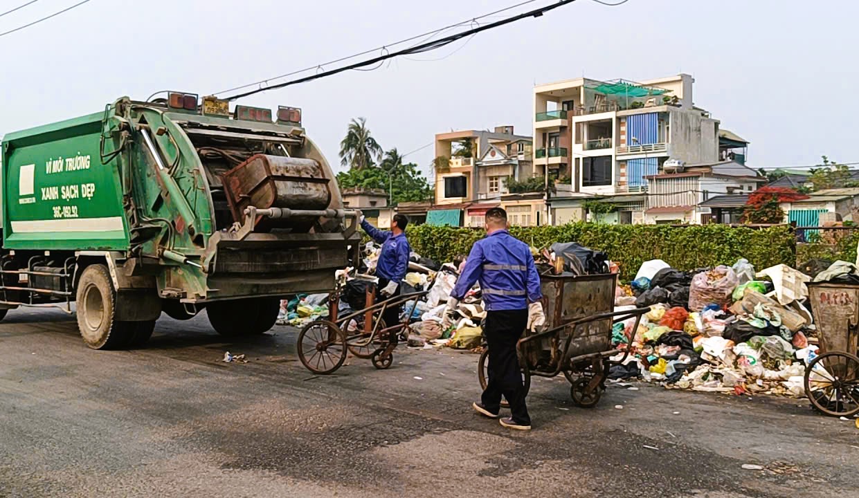 R&aacute;c thải sinh hoạt lại tr&agrave;n ngập phố phường ở Thanh H&oacute;a - Ảnh 3.