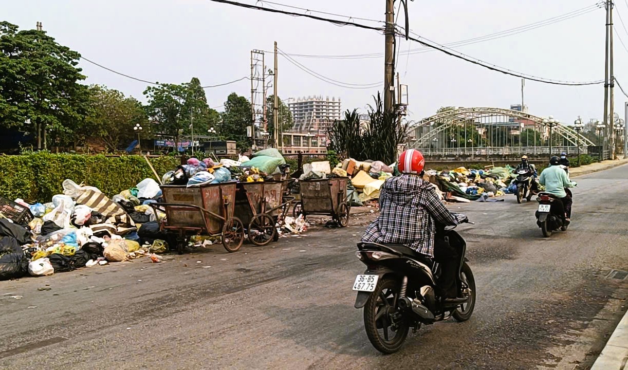 R&aacute;c thải sinh hoạt lại tr&agrave;n ngập phố phường ở Thanh H&oacute;a - Ảnh 2.