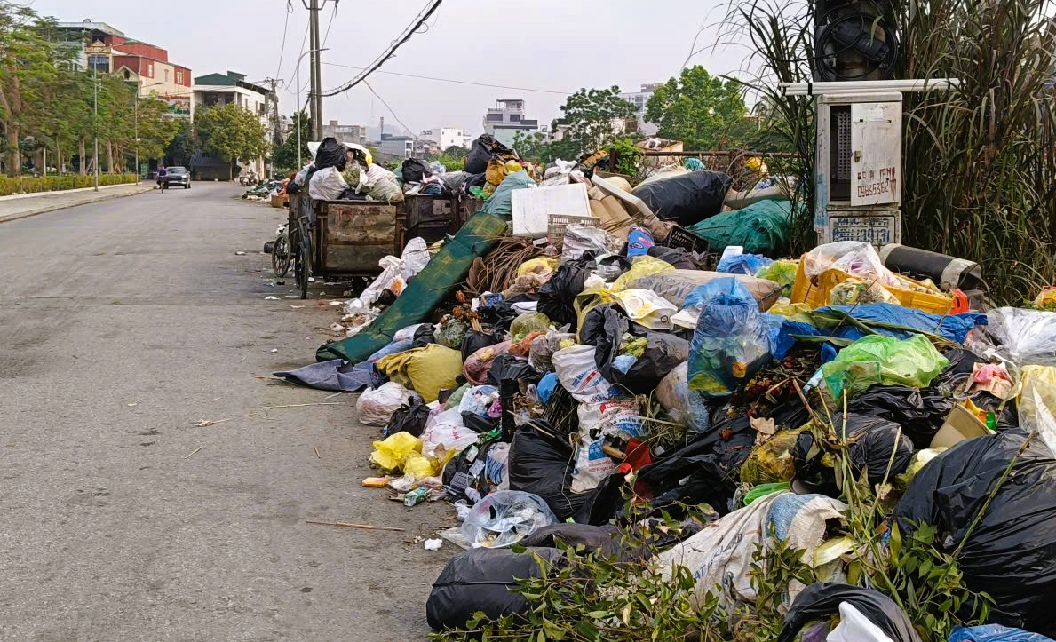 R&aacute;c thải sinh hoạt lại tr&agrave;n ngập phố phường ở Thanh H&oacute;a - Ảnh 1.