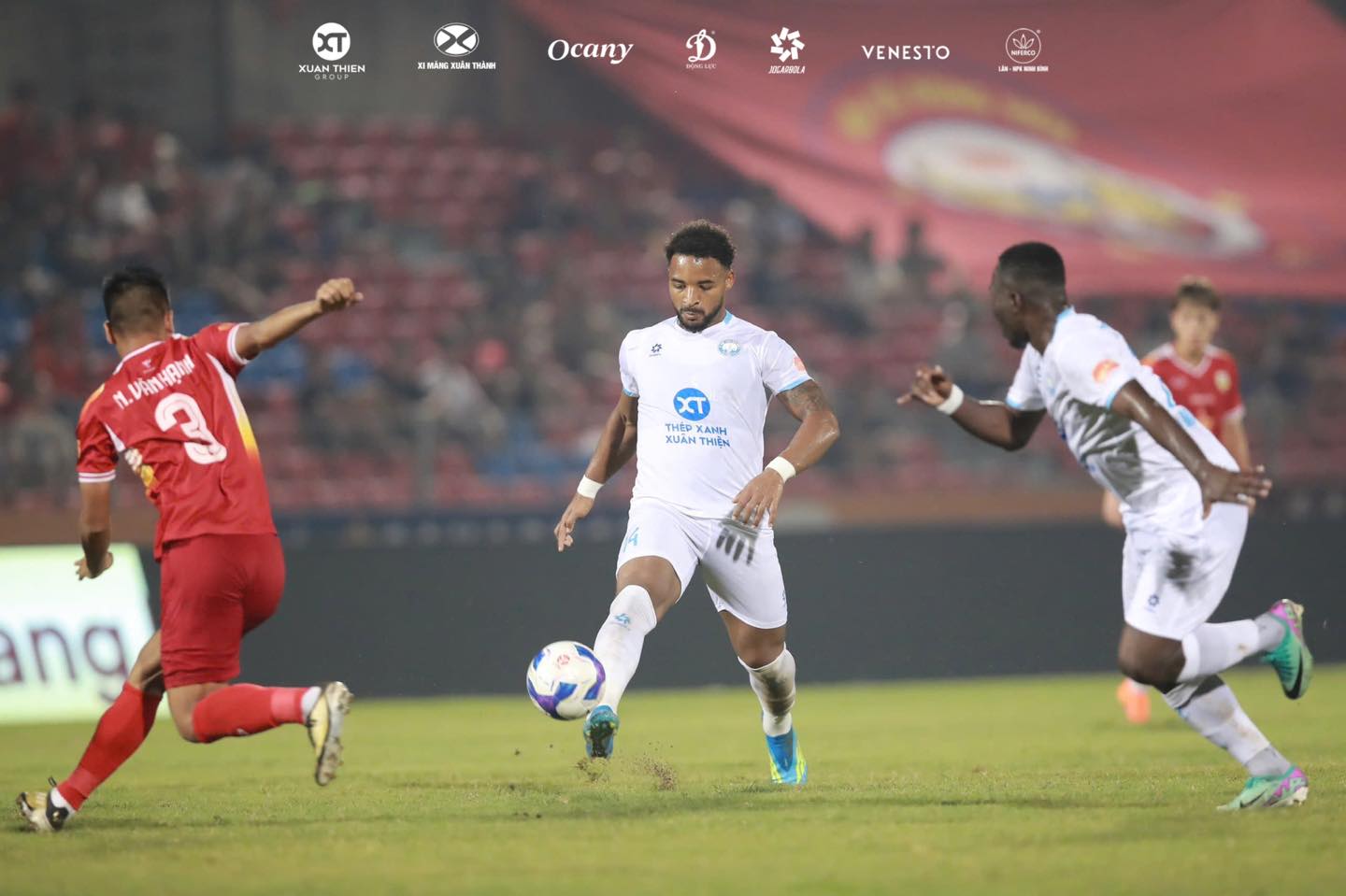 Xuân Son lập công giúp Nam Định thắng đẹp chủ nhà Hà Tĩnh - Ảnh 3.