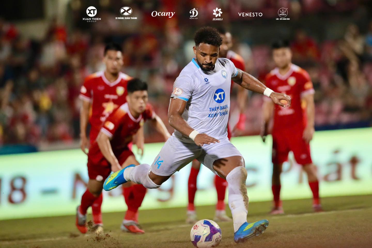 Xuân Son lập công giúp Nam Định thắng đẹp chủ nhà Hà Tĩnh - Ảnh 1.