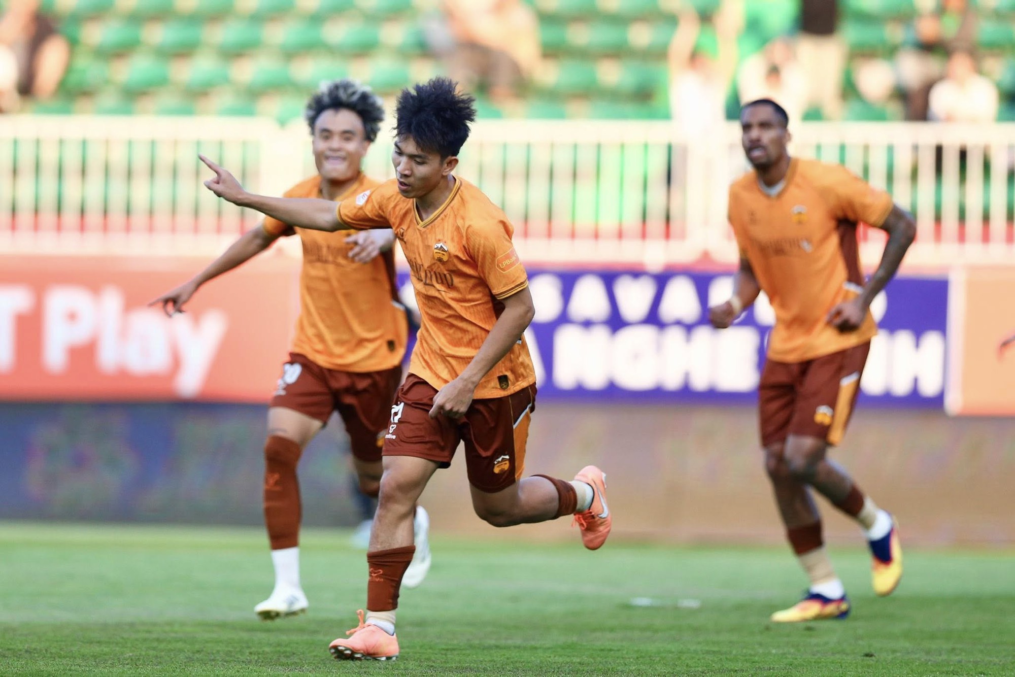 HLV Vũ Tiến Th&agrave;nh dẫn qu&acirc;n đ&aacute;nh bại CLB Ho&agrave;ng Anh Gia Lai - Ảnh 3.