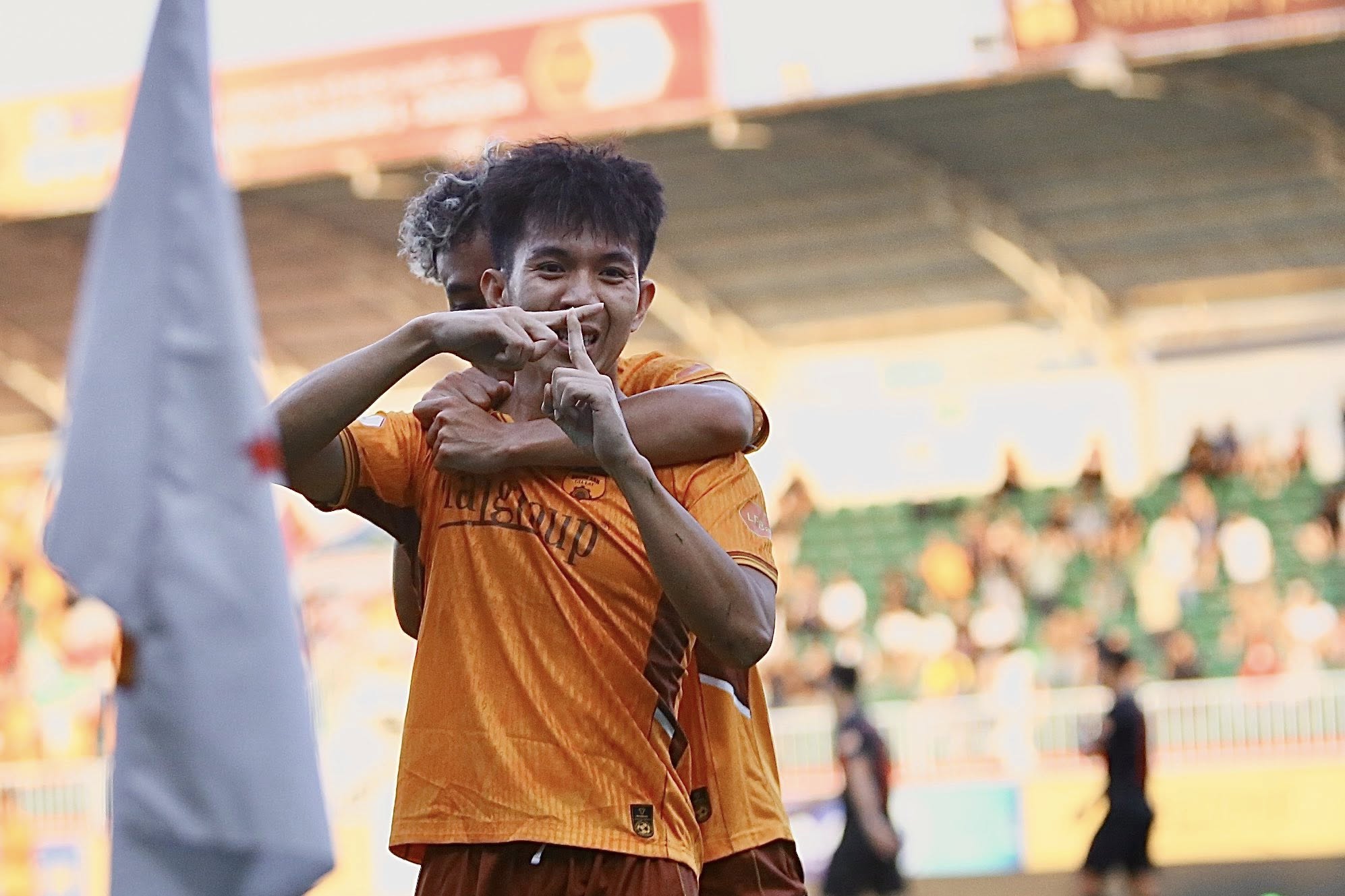 HLV Vũ Tiến Th&agrave;nh dẫn qu&acirc;n đ&aacute;nh bại CLB Ho&agrave;ng Anh Gia Lai - Ảnh 4.