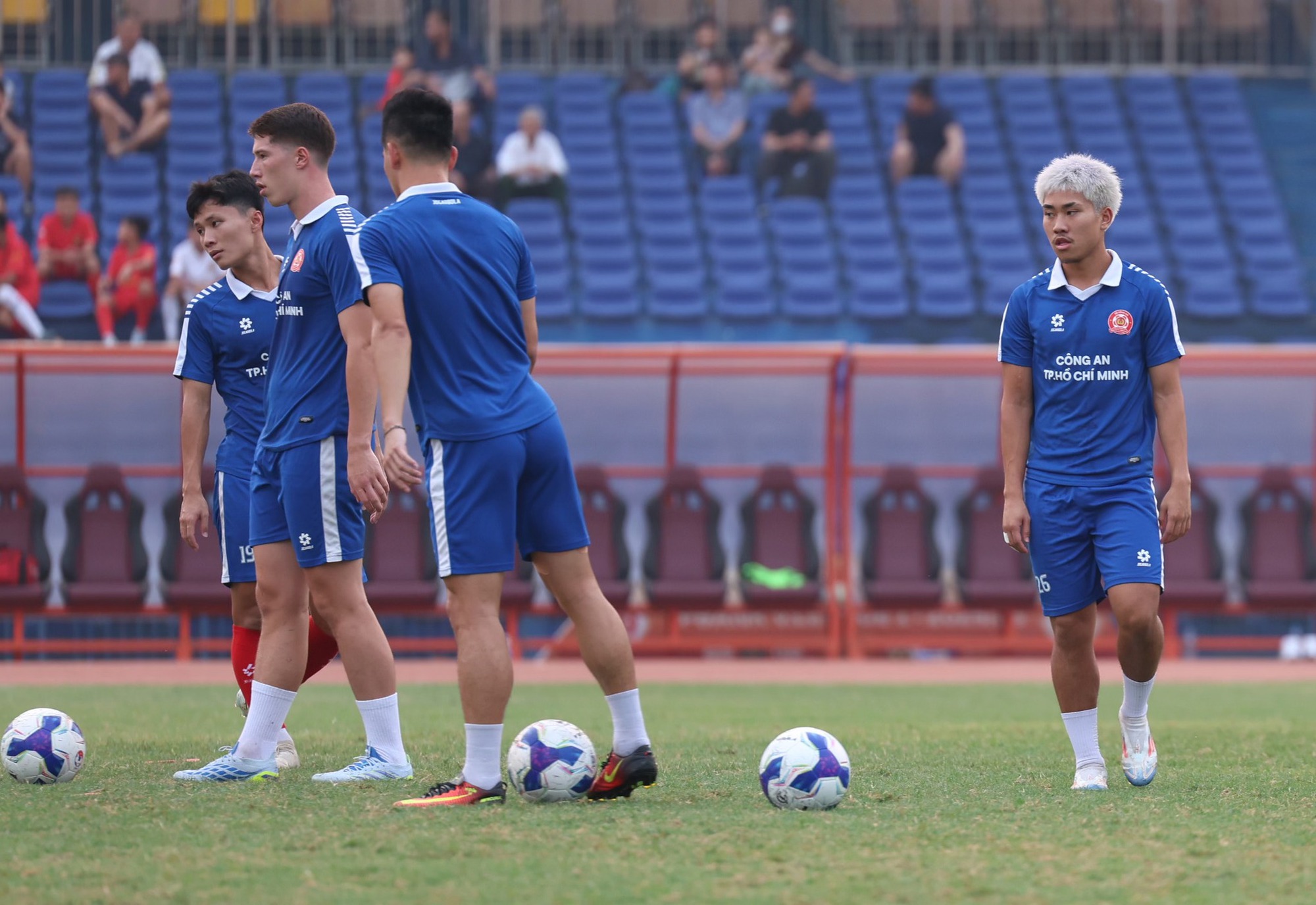 Thanh H&oacute;a g&acirc;y sốc khi v&ugrave;i dập CLB C&ocirc;ng an TP HCM đến 4 b&agrave;n kh&ocirc;ng gỡ - Ảnh 4.
