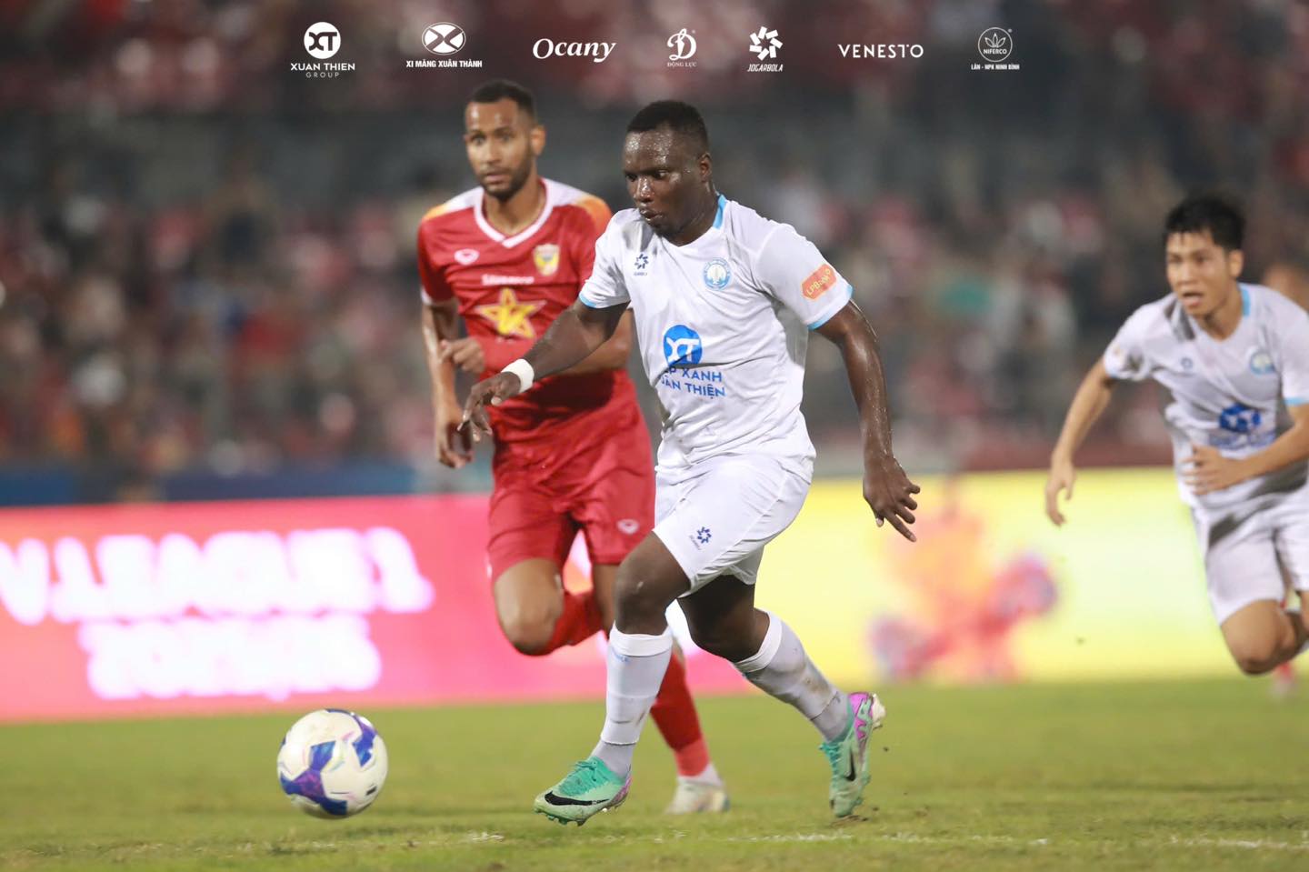 Xuân Son lập công giúp Nam Định thắng đẹp chủ nhà Hà Tĩnh - Ảnh 2.