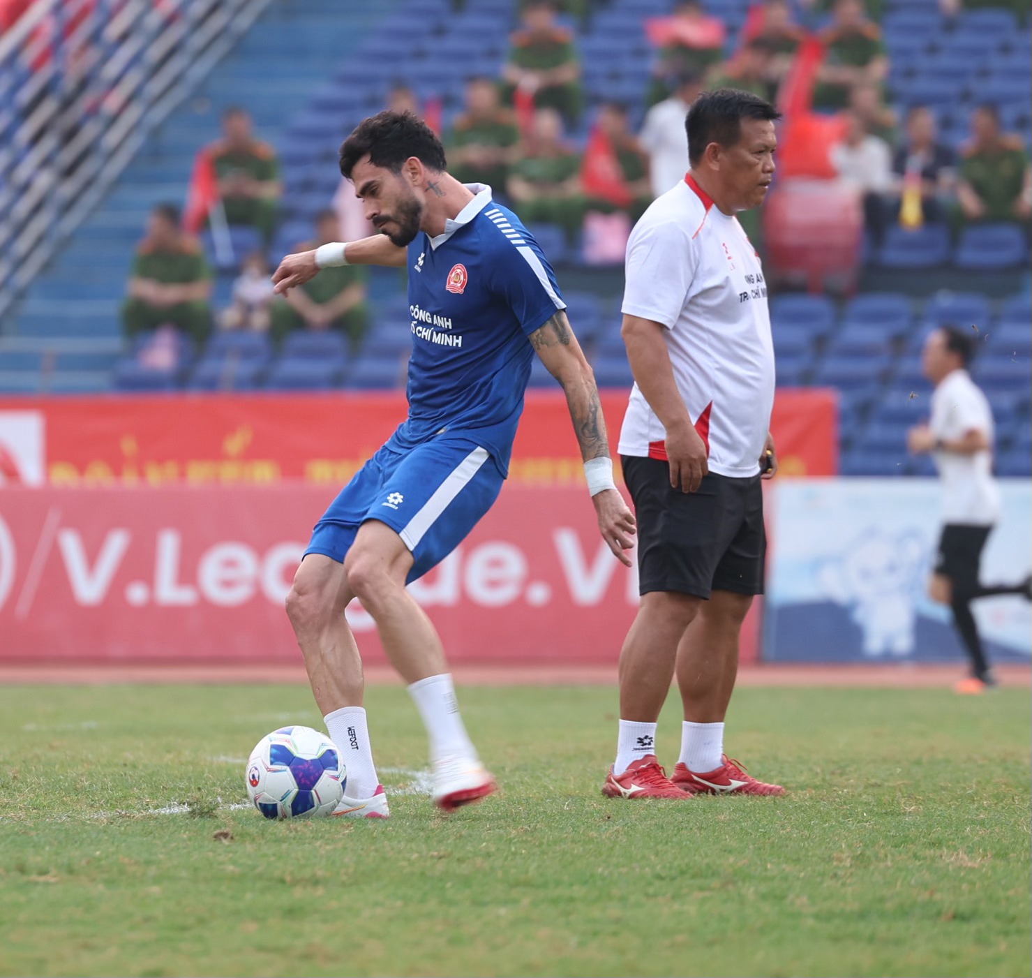 Thanh H&oacute;a g&acirc;y sốc khi v&ugrave;i dập CLB C&ocirc;ng an TP HCM đến 4 b&agrave;n kh&ocirc;ng gỡ - Ảnh 2.