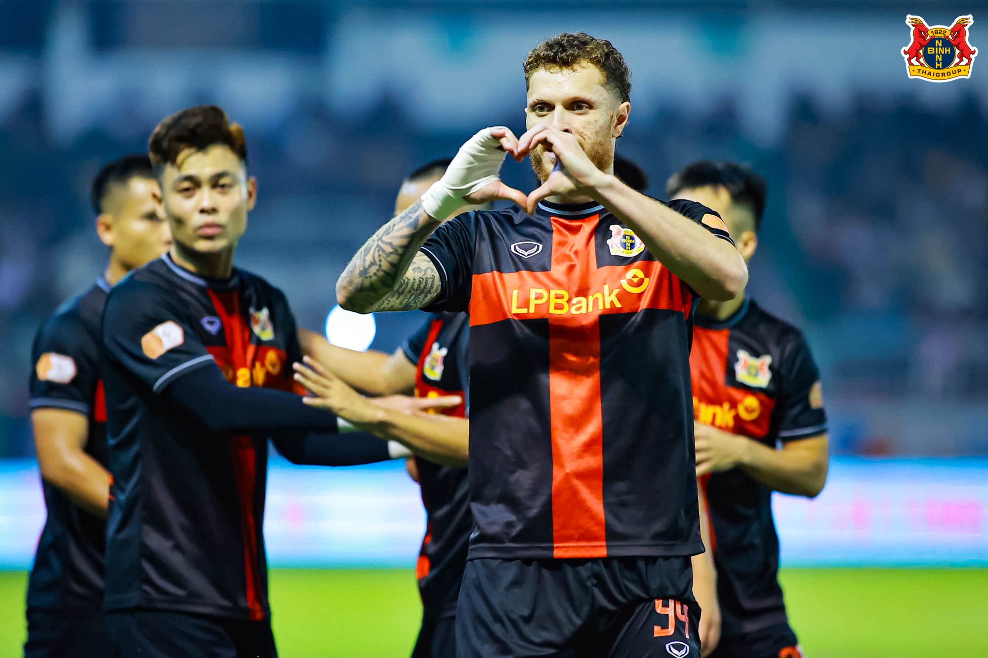 HLV Vũ Tiến Th&agrave;nh dẫn qu&acirc;n đ&aacute;nh bại CLB Ho&agrave;ng Anh Gia Lai - Ảnh 5.