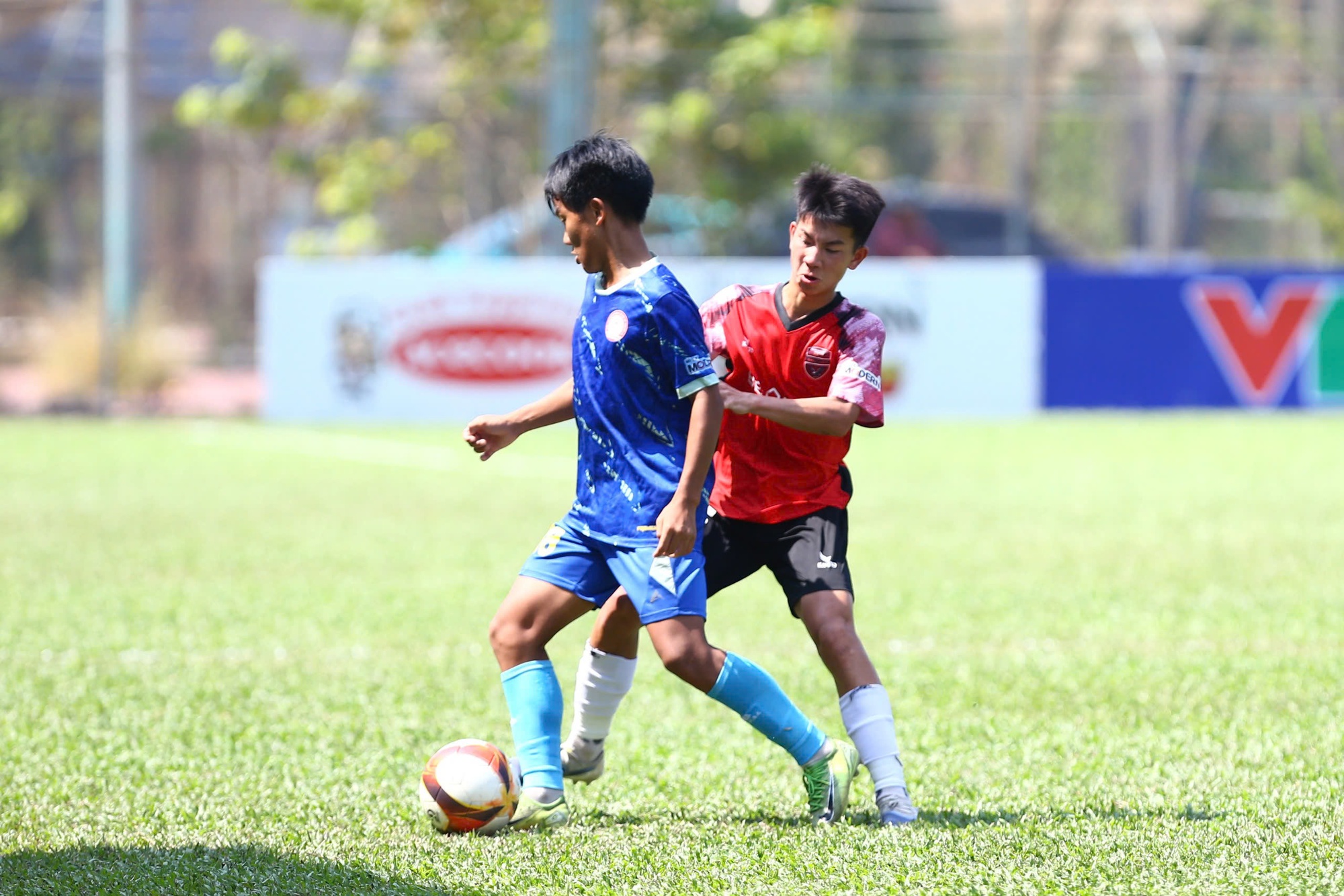 VCK U15 quốc gia – Cúp Modern 2026: Xác định thêm những tấm vé vào tứ kết - Ảnh 1.