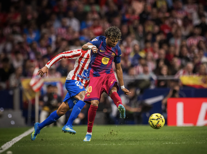 Lewandowski định đoạt chiến thắng, Barcelona bứt tốc cuộc đua v&ocirc; địch La Liga - Ảnh 5.