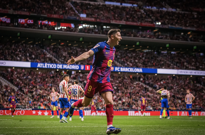Lewandowski định đoạt chiến thắng, Barcelona bứt tốc cuộc đua v&ocirc; địch La Liga - Ảnh 7.