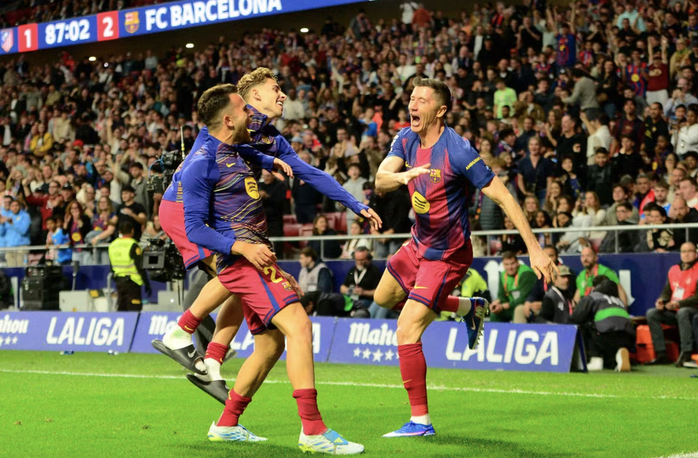 Lewandowski định đoạt chiến thắng, Barcelona bứt tốc cuộc đua v&ocirc; địch La Liga - Ảnh 6.
